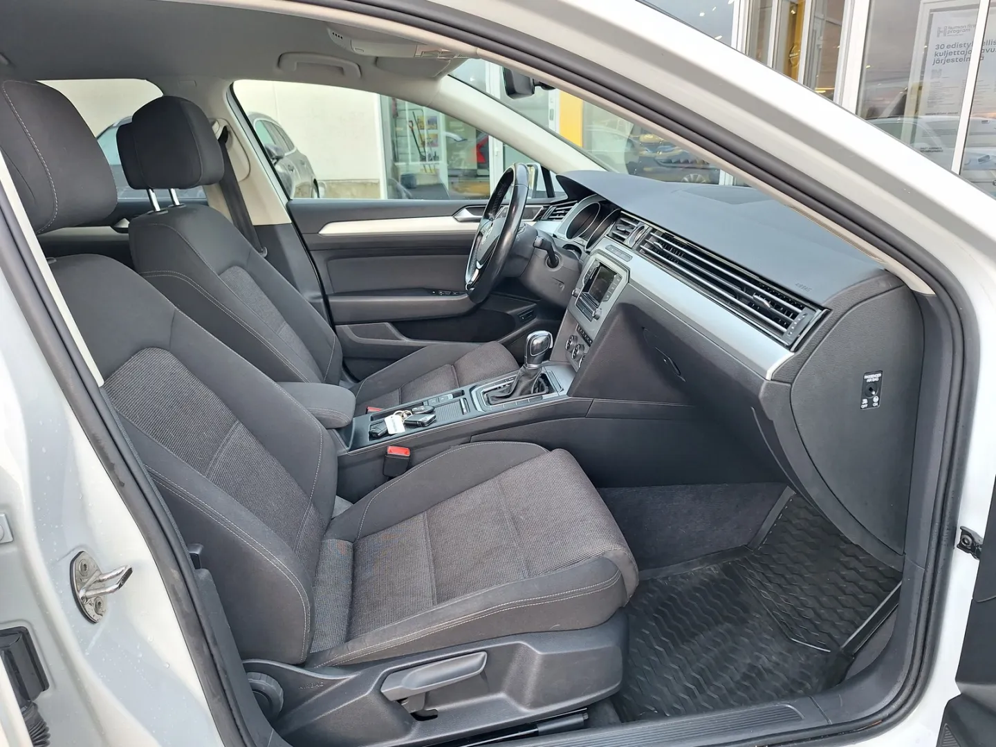 VOLKSWAGEN Passat GLX-757 carousel image