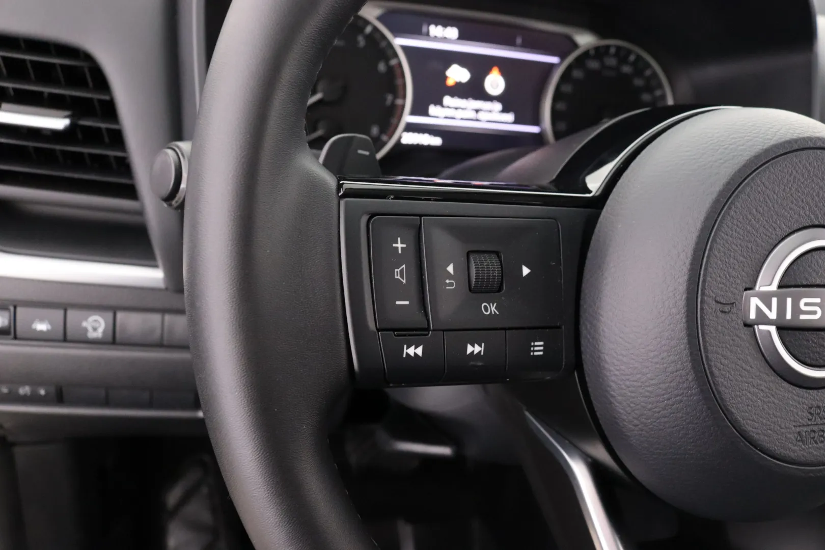 Nissan Qashqai NNR-827 carousel image