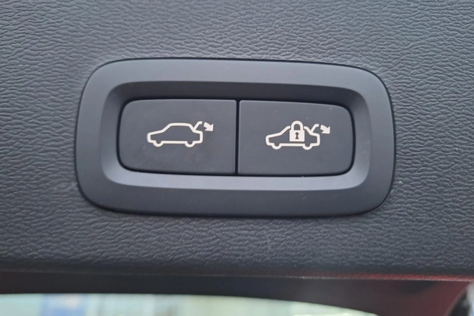 Volvo XC40 ZPJ-587 carousel image