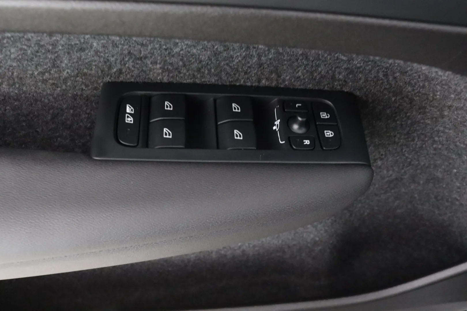 Volvo XC40 ZPJ-587 carousel image