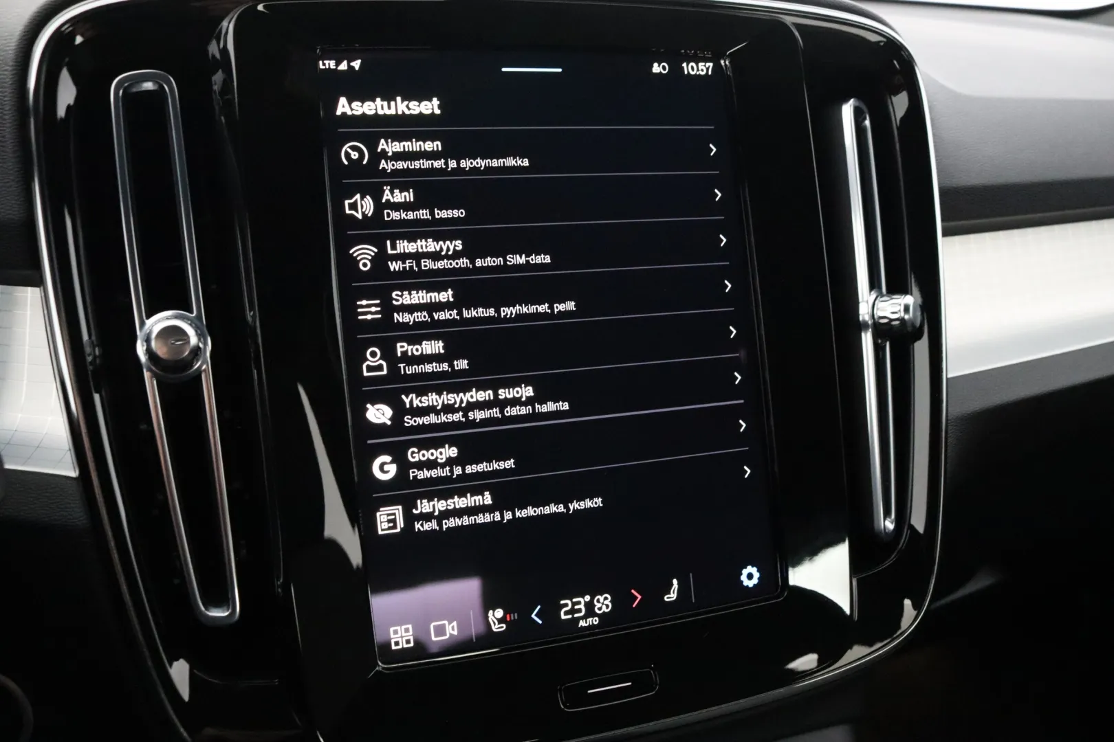 Volvo XC40 ZPJ-587 carousel image