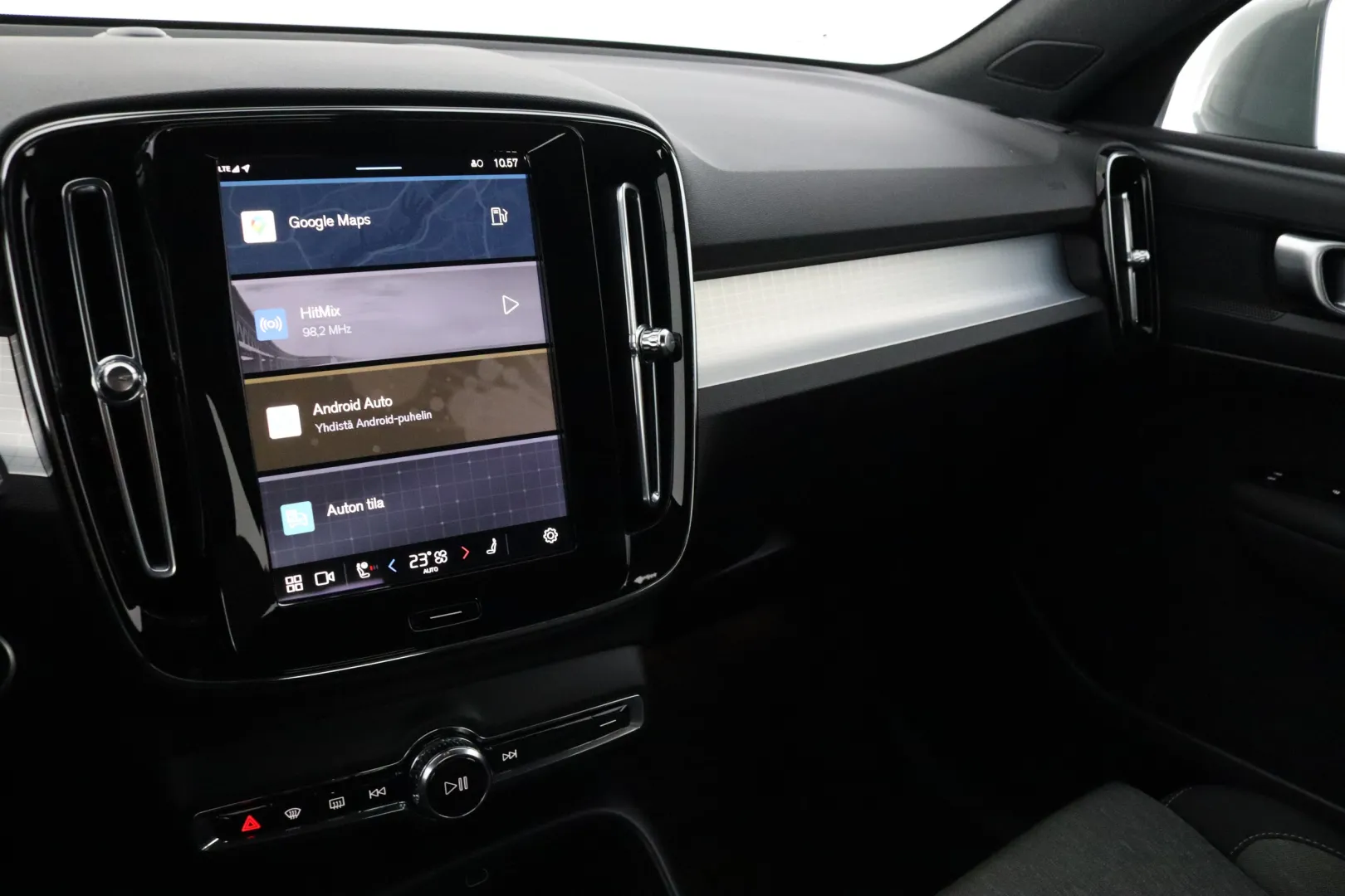 Volvo XC40 ZPJ-587 carousel image