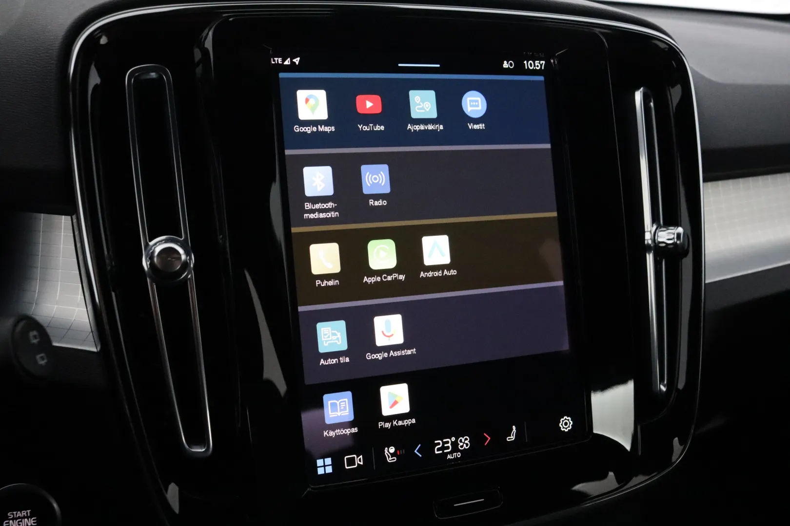 Volvo XC40 ZPJ-587 carousel image