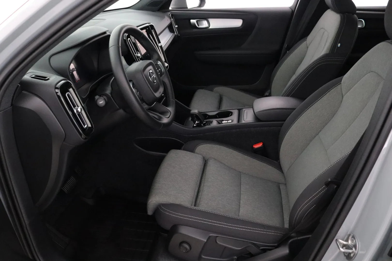 Volvo XC40 ZPJ-587 carousel image