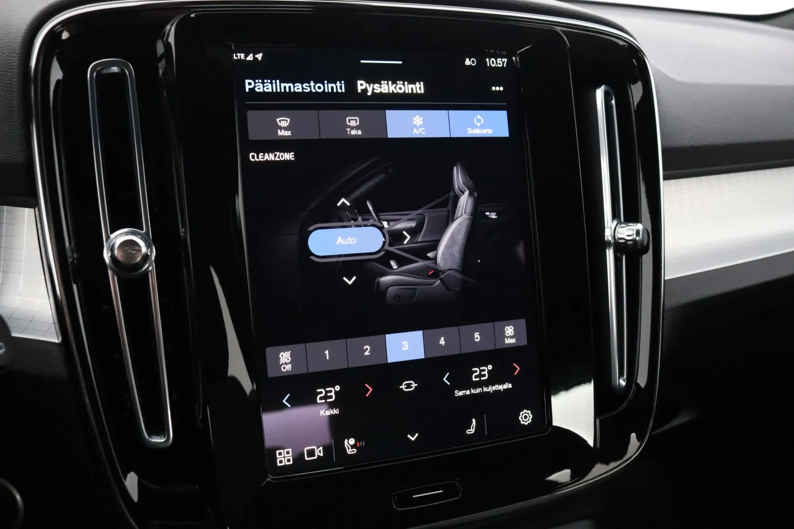 Volvo XC40 ZPJ-587 carousel image