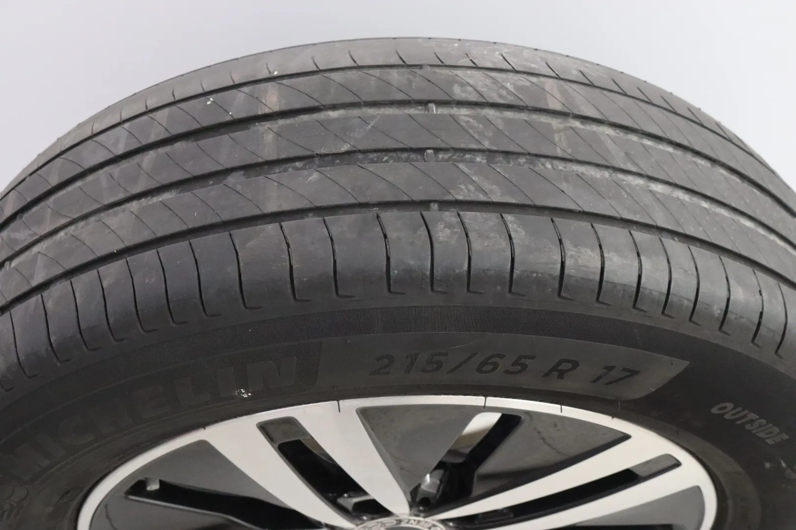 Mercedes-Benz GLB IZB-527 carousel image