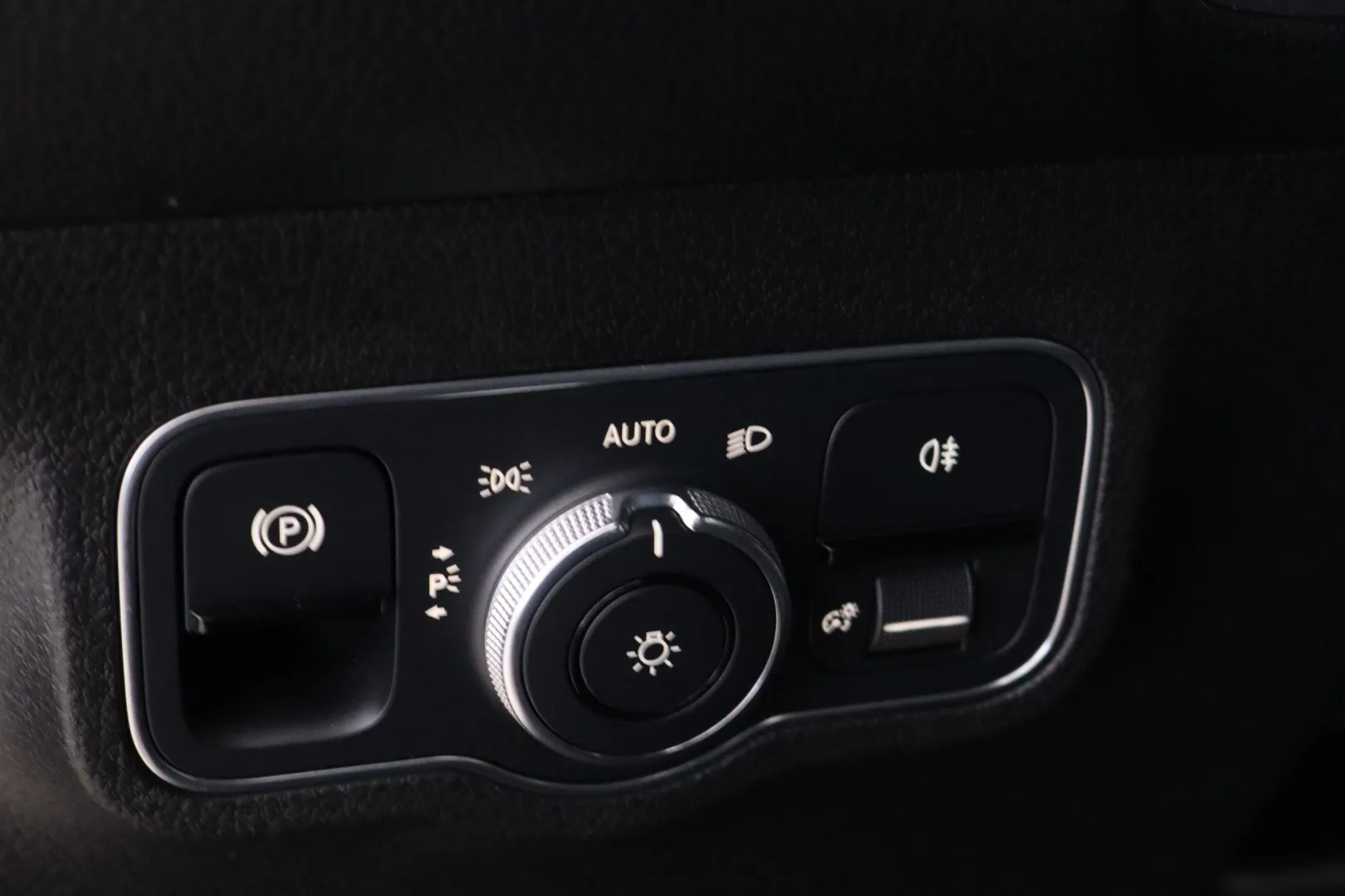 Mercedes-Benz GLB IZB-527 carousel image