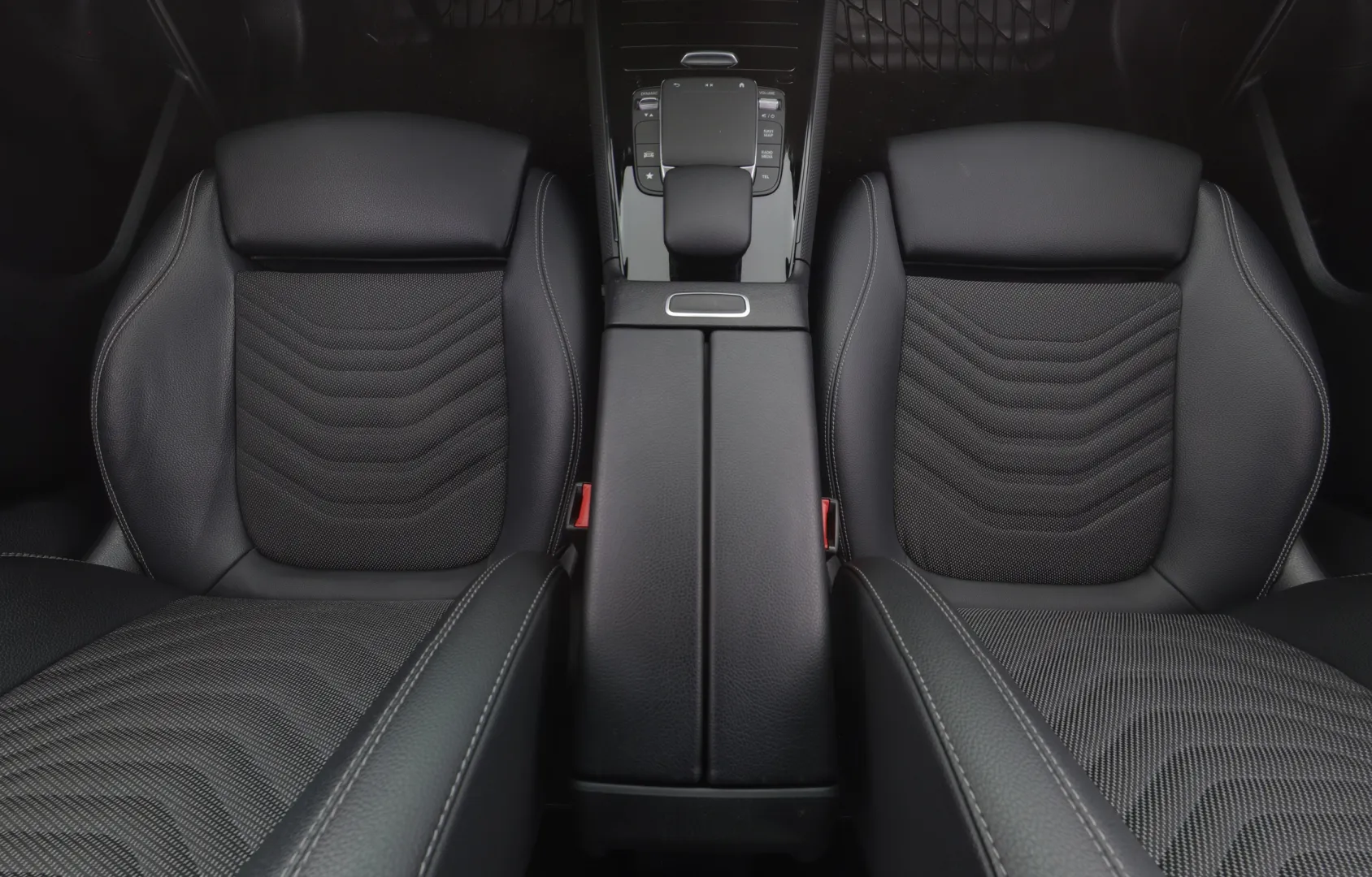 Mercedes-Benz GLB IZB-527 carousel image