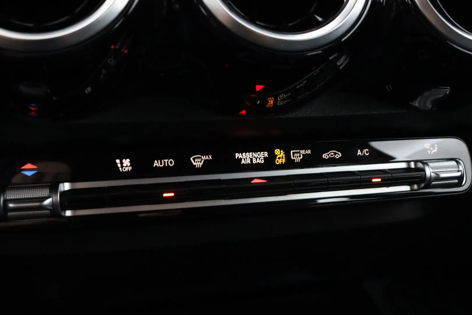 Mercedes-Benz GLB IZB-527 carousel image