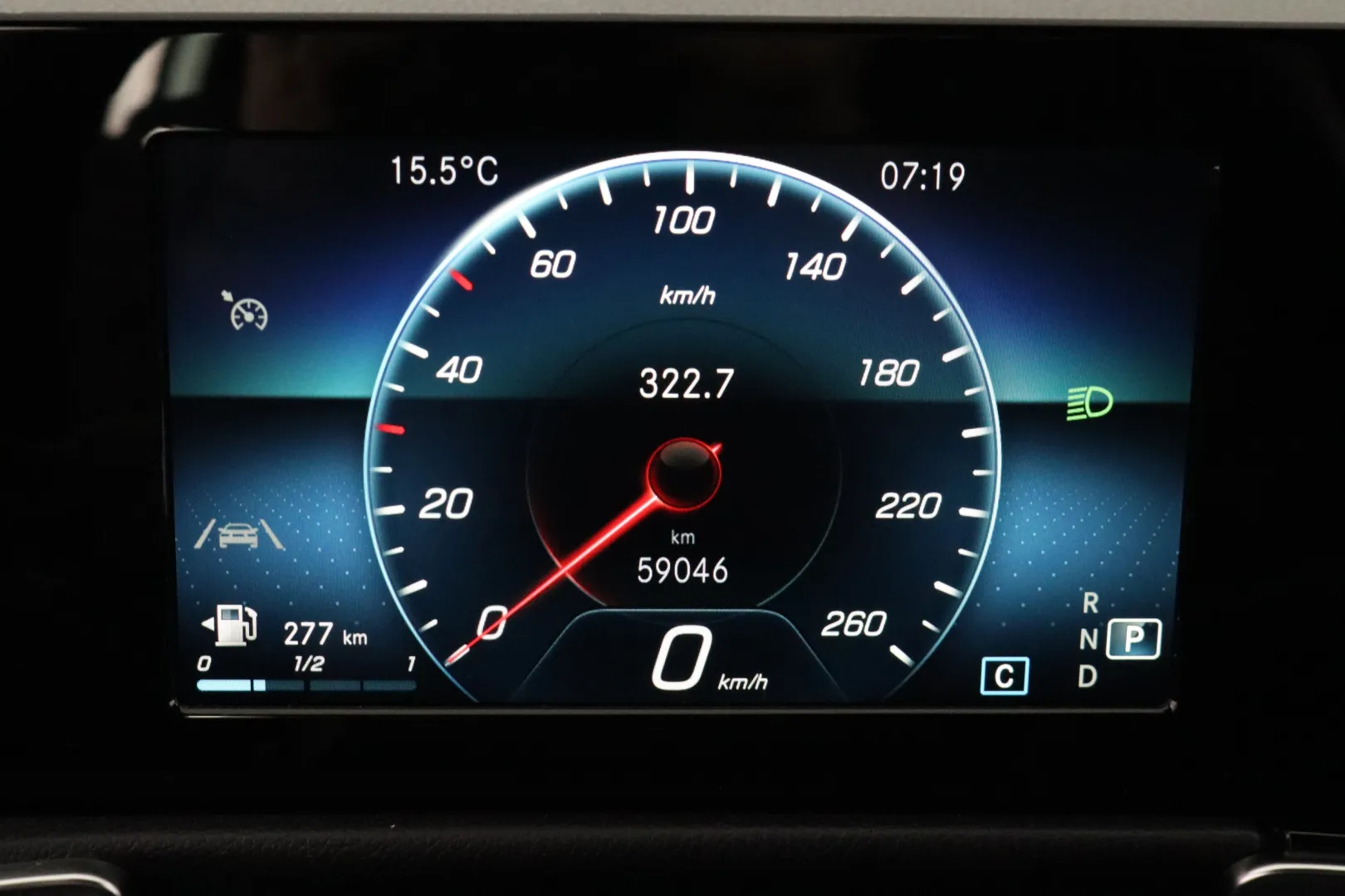 Mercedes-Benz GLB IZB-527 carousel image