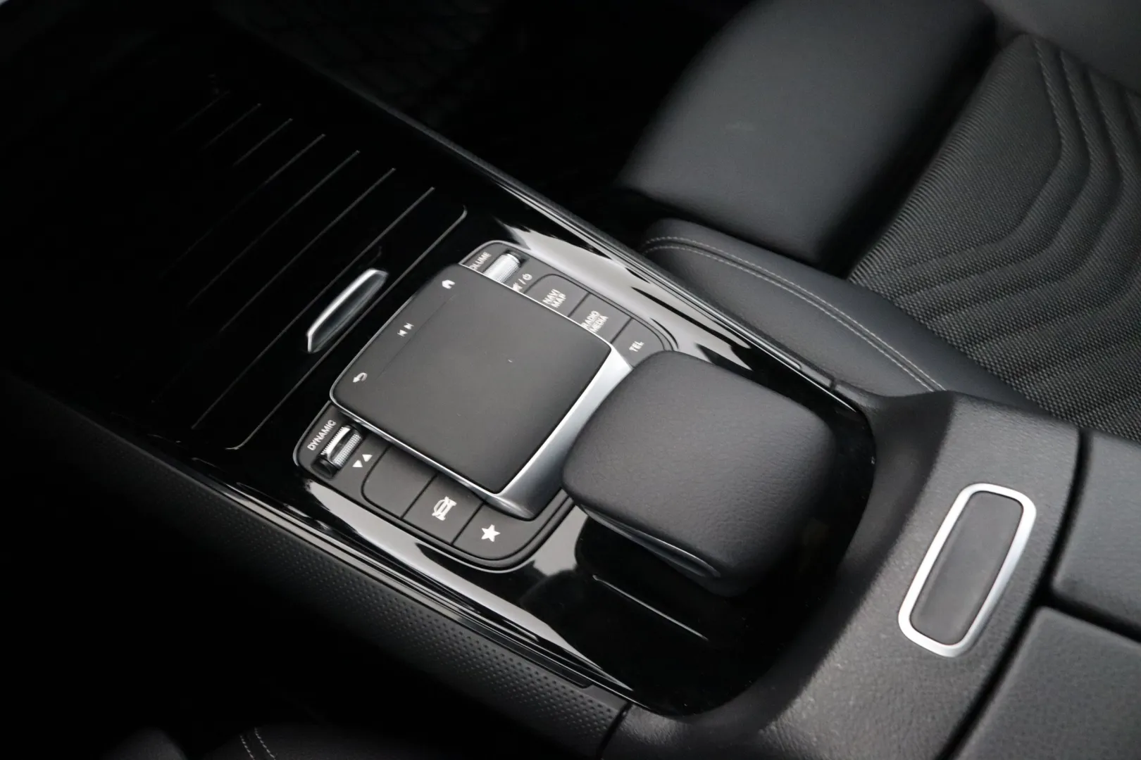 Mercedes-Benz GLB IZB-527 carousel image