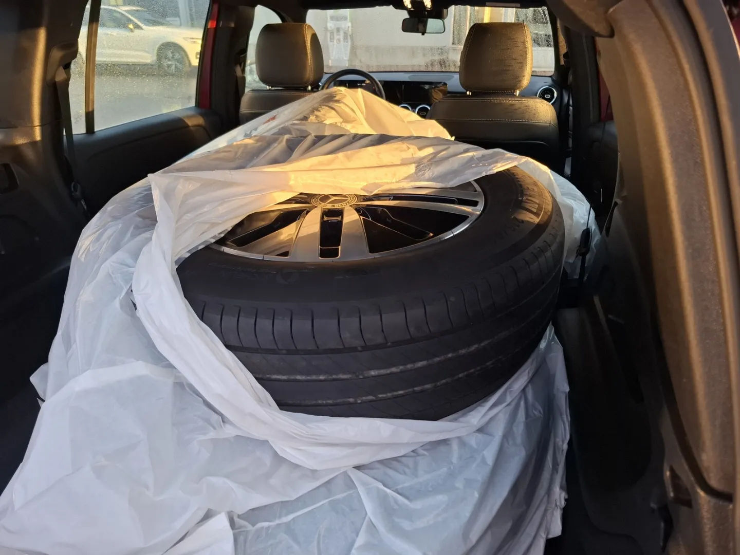 Mercedes-Benz GLB IZB-527 carousel image