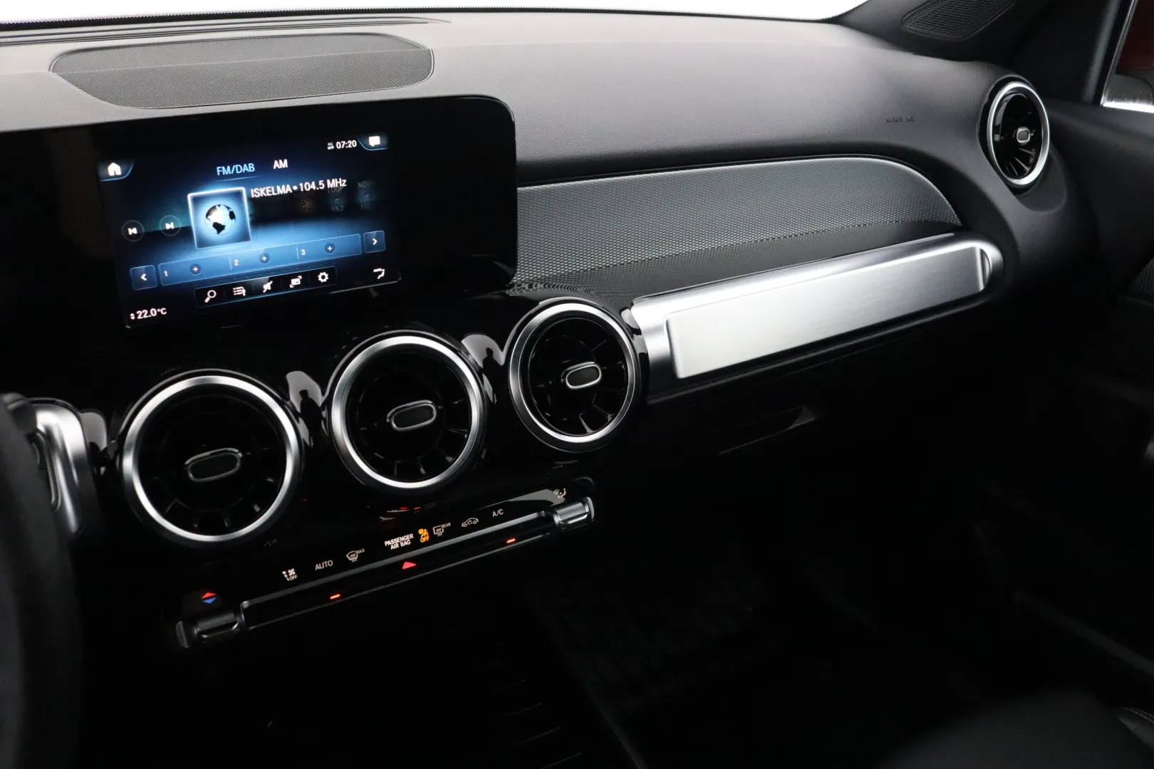 Mercedes-Benz GLB IZB-527 carousel image