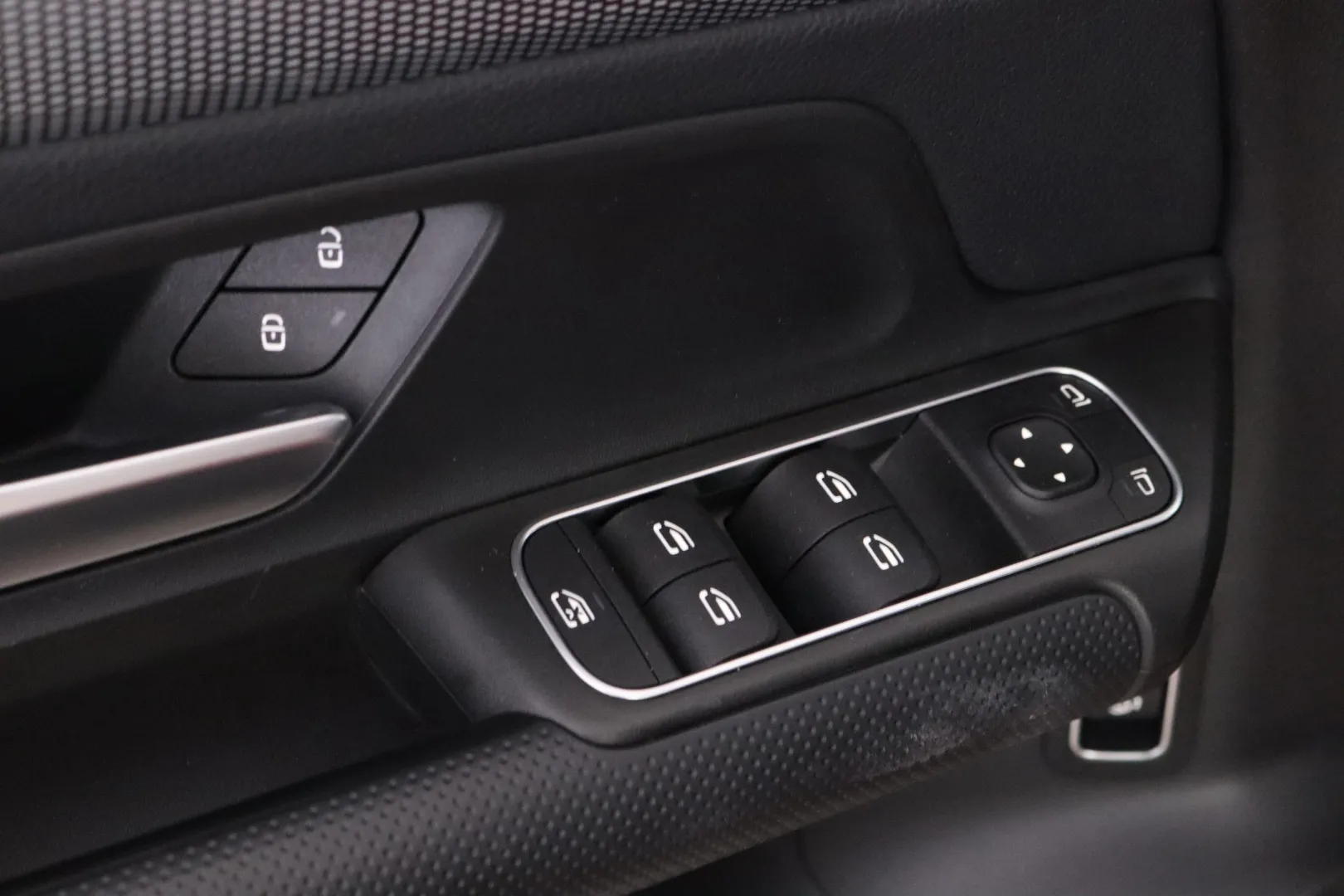 Mercedes-Benz GLB IZB-527 carousel image