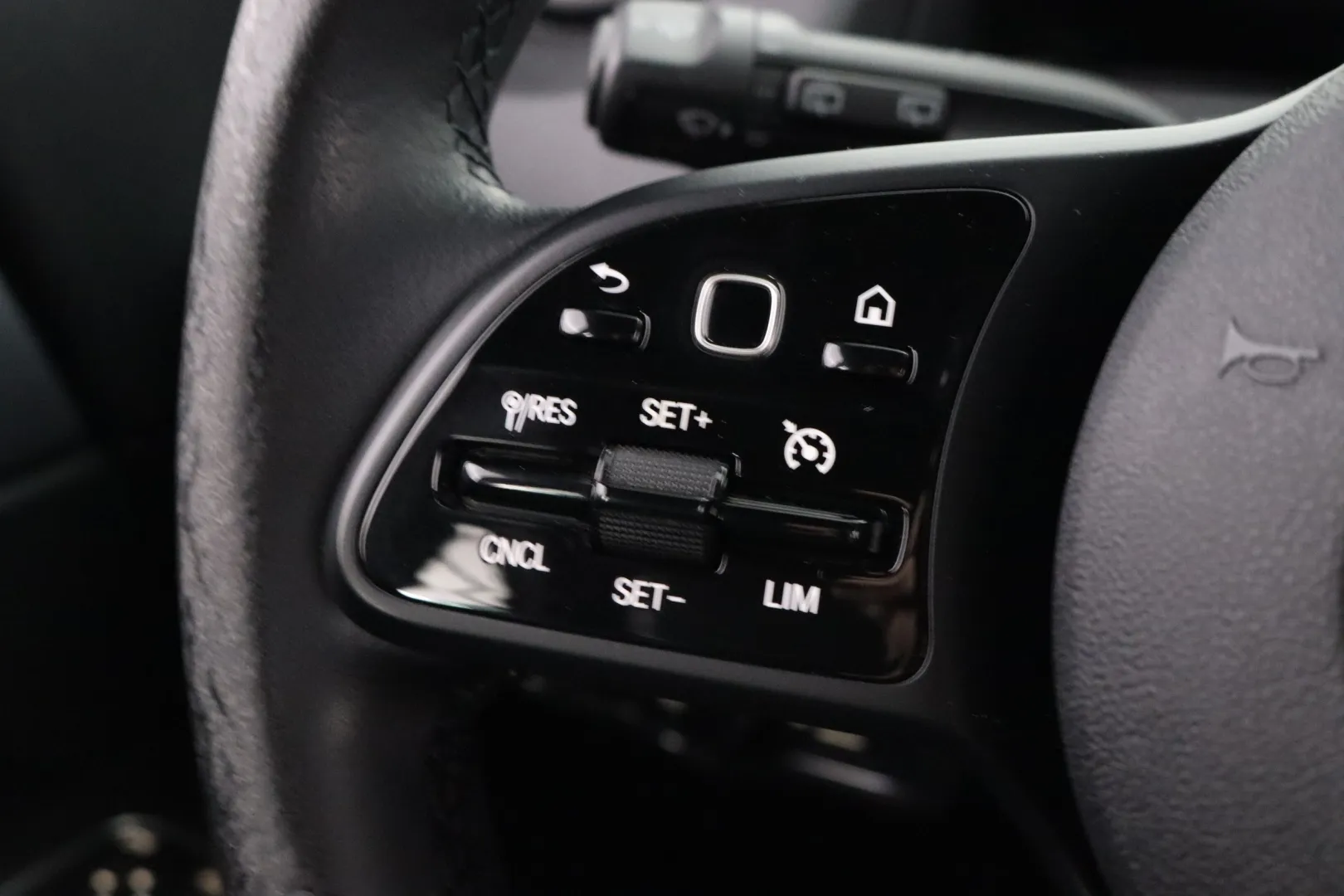 Mercedes-Benz GLB IZB-527 carousel image