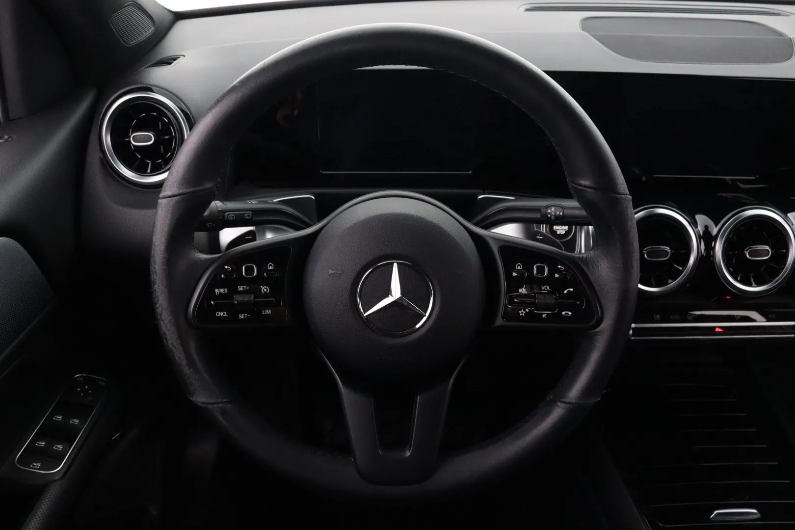 Mercedes-Benz GLB IZB-527 carousel image