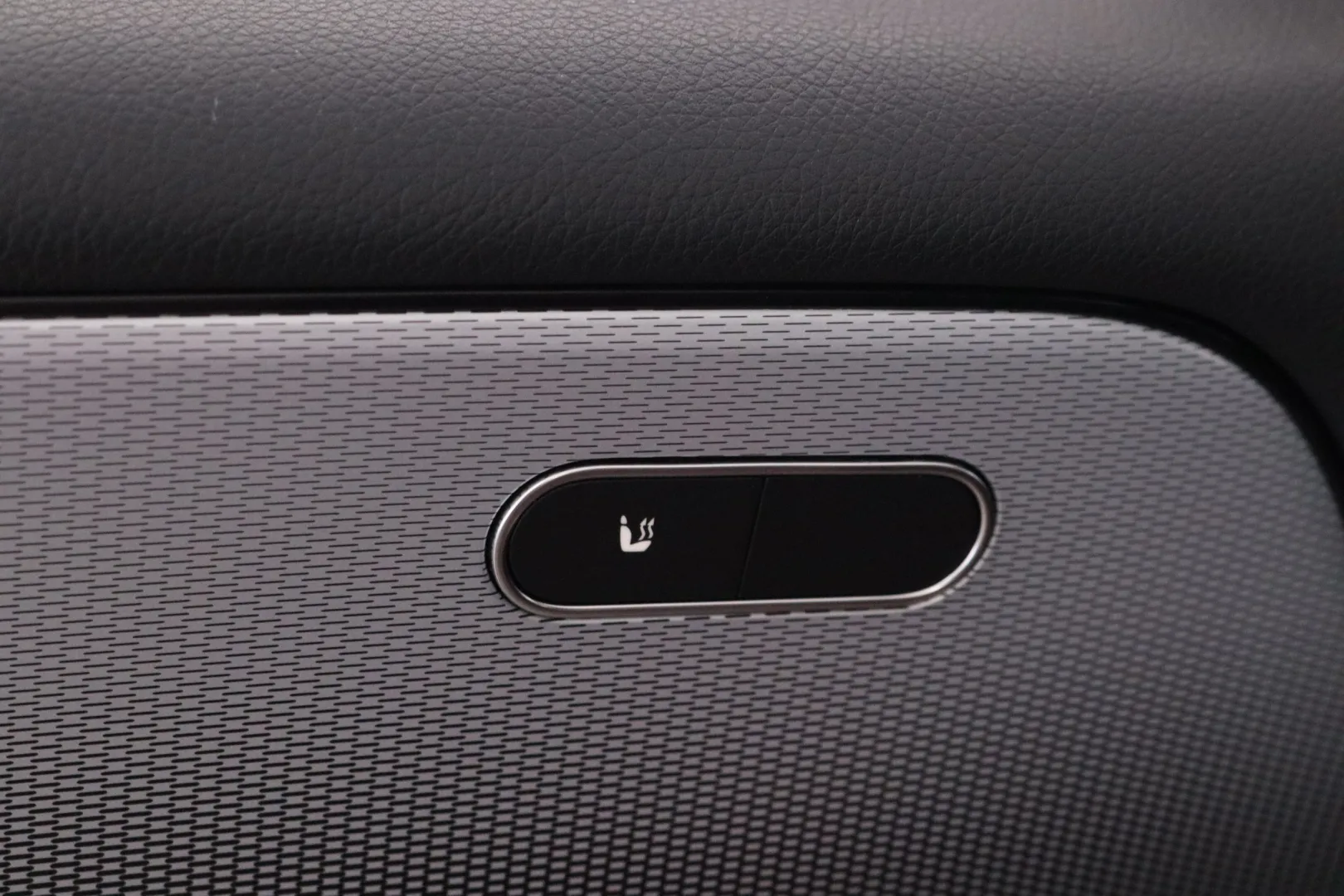 Mercedes-Benz GLB IZB-527 carousel image