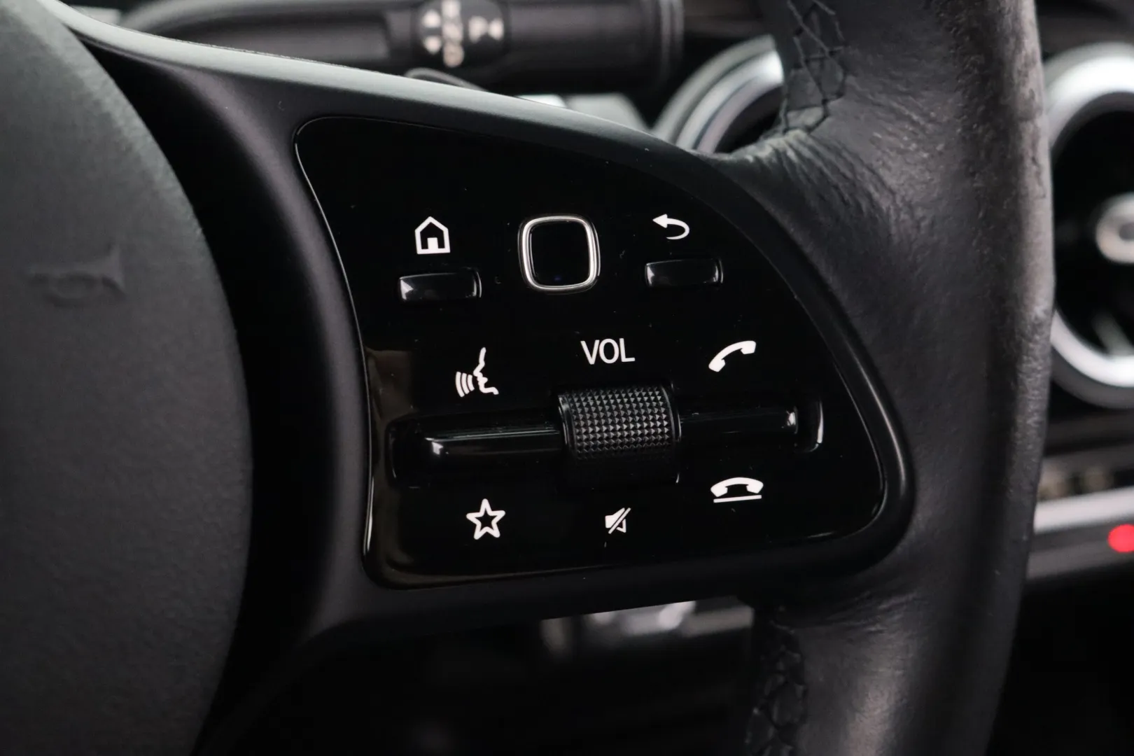 Mercedes-Benz GLB IZB-527 carousel image