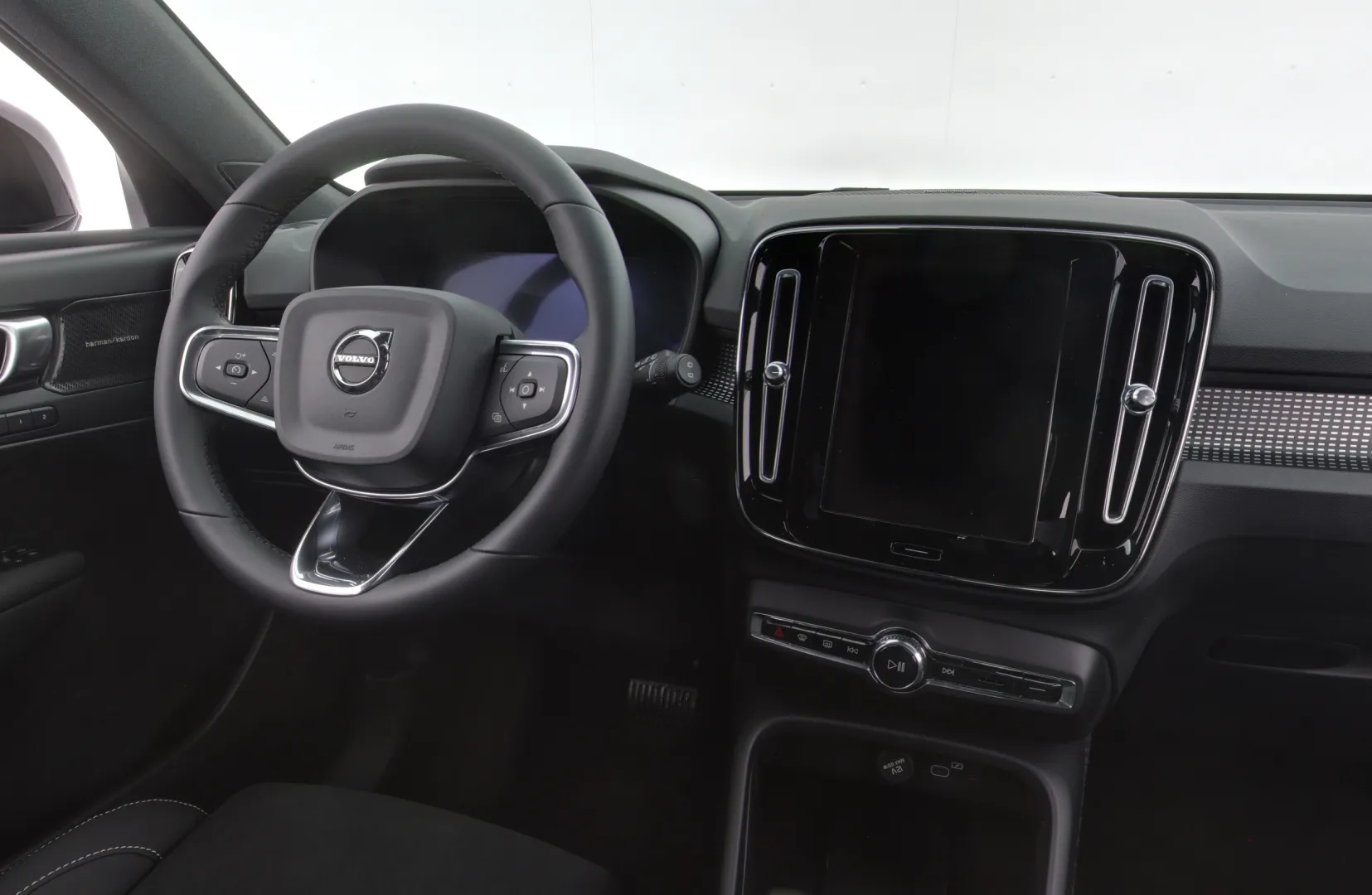 Volvo EX40 LTM-847 carousel image