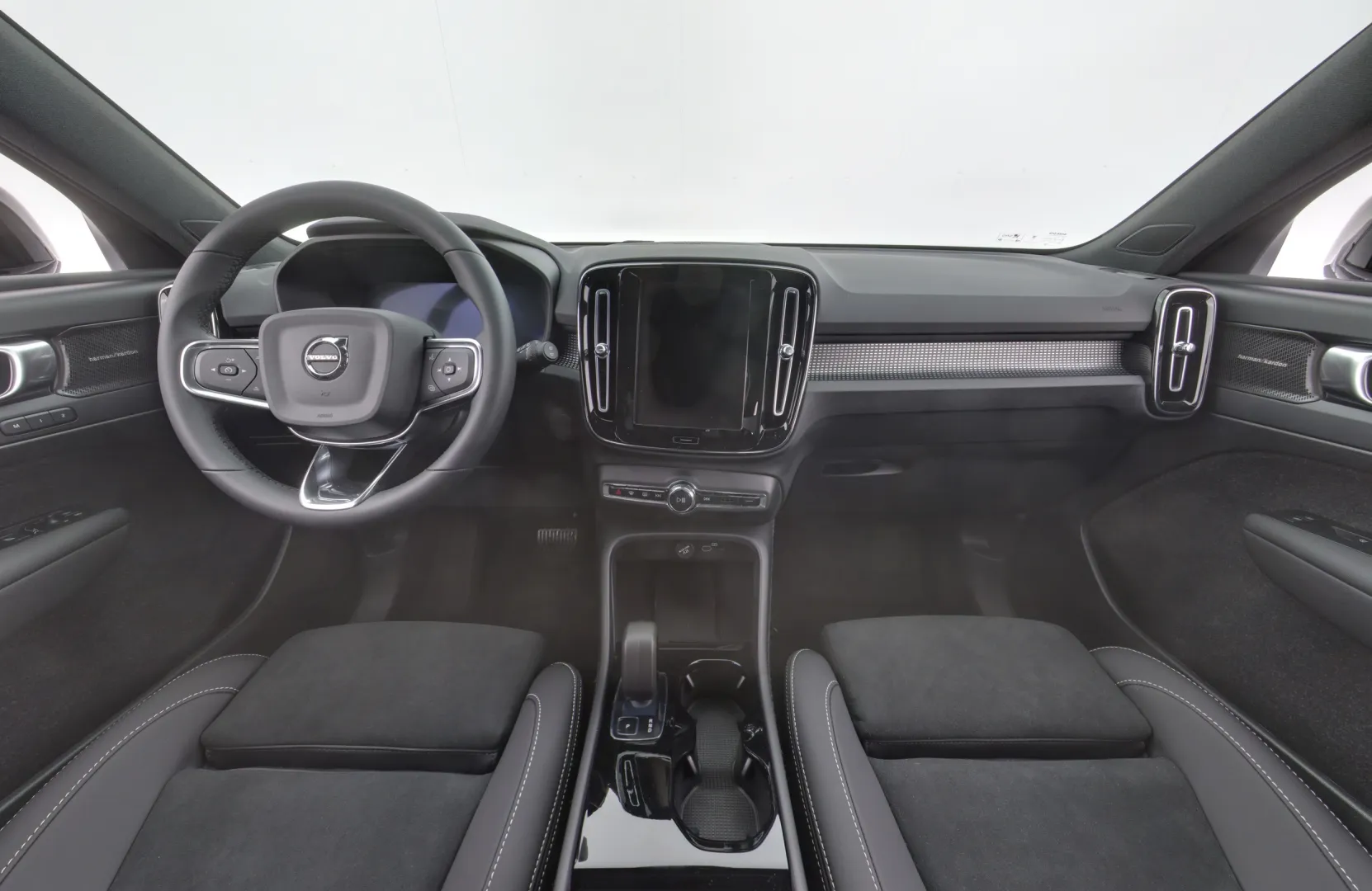 Volvo EX40 LTM-847 carousel image