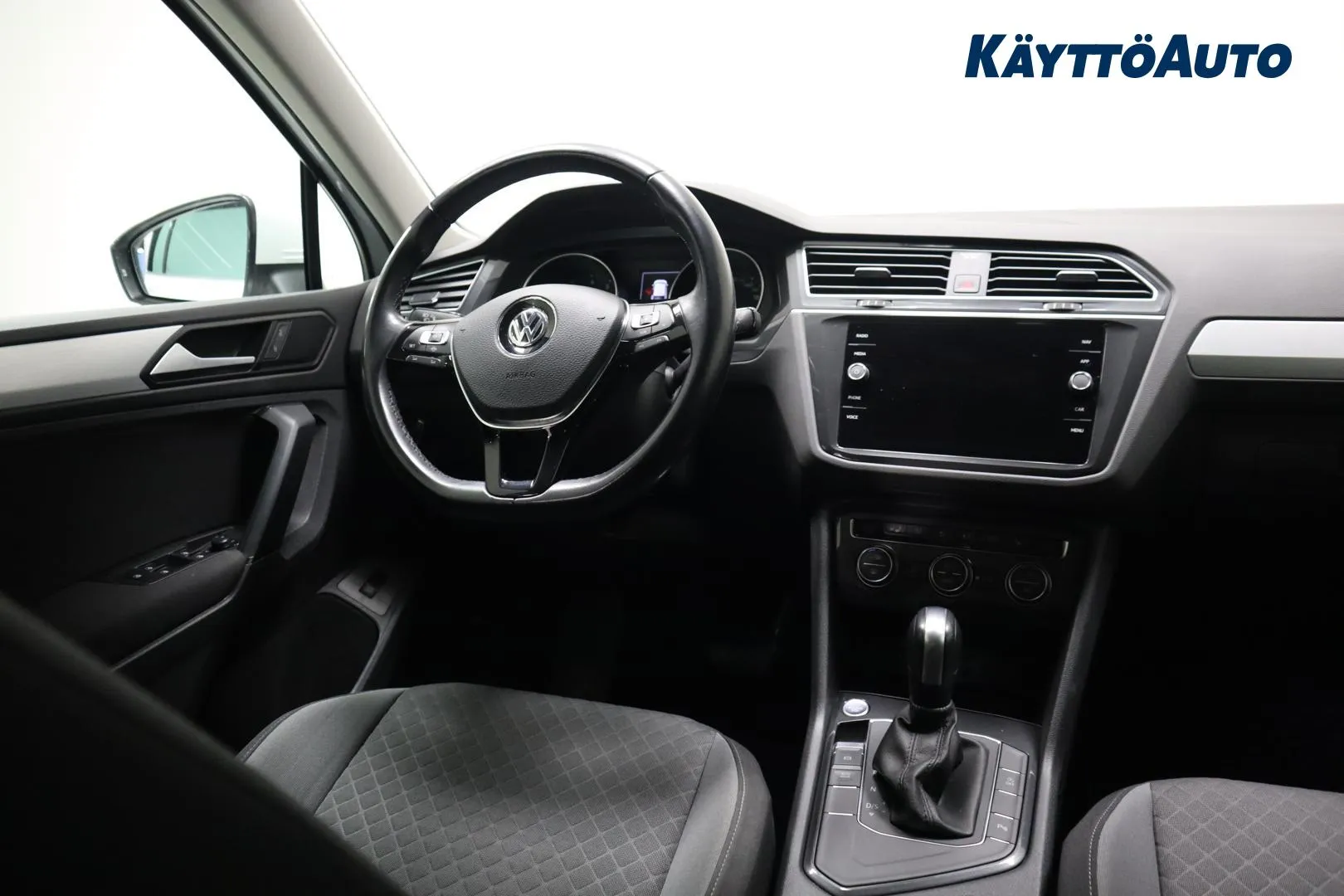 Volkswagen Tiguan MUY-131 carousel image