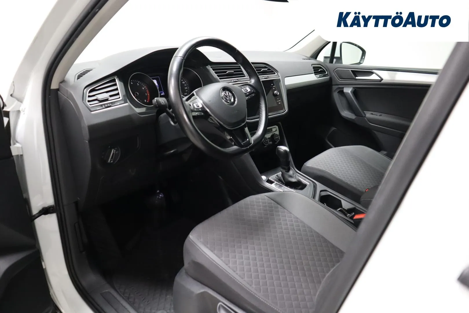 Volkswagen Tiguan MUY-131 carousel image