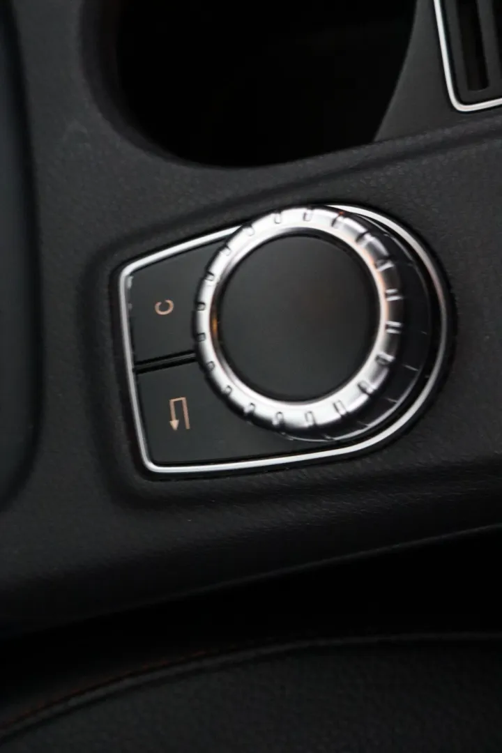 MERCEDES-BENZ GLA LRH-819 carousel image