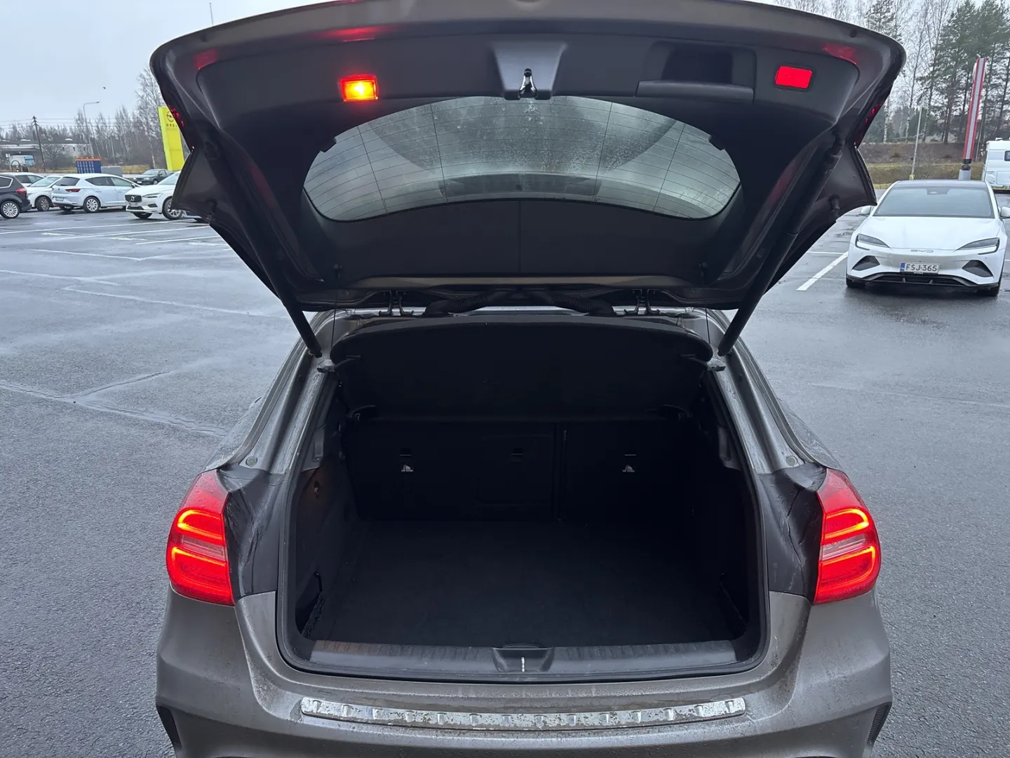 MERCEDES-BENZ GLA LRH-819 carousel image