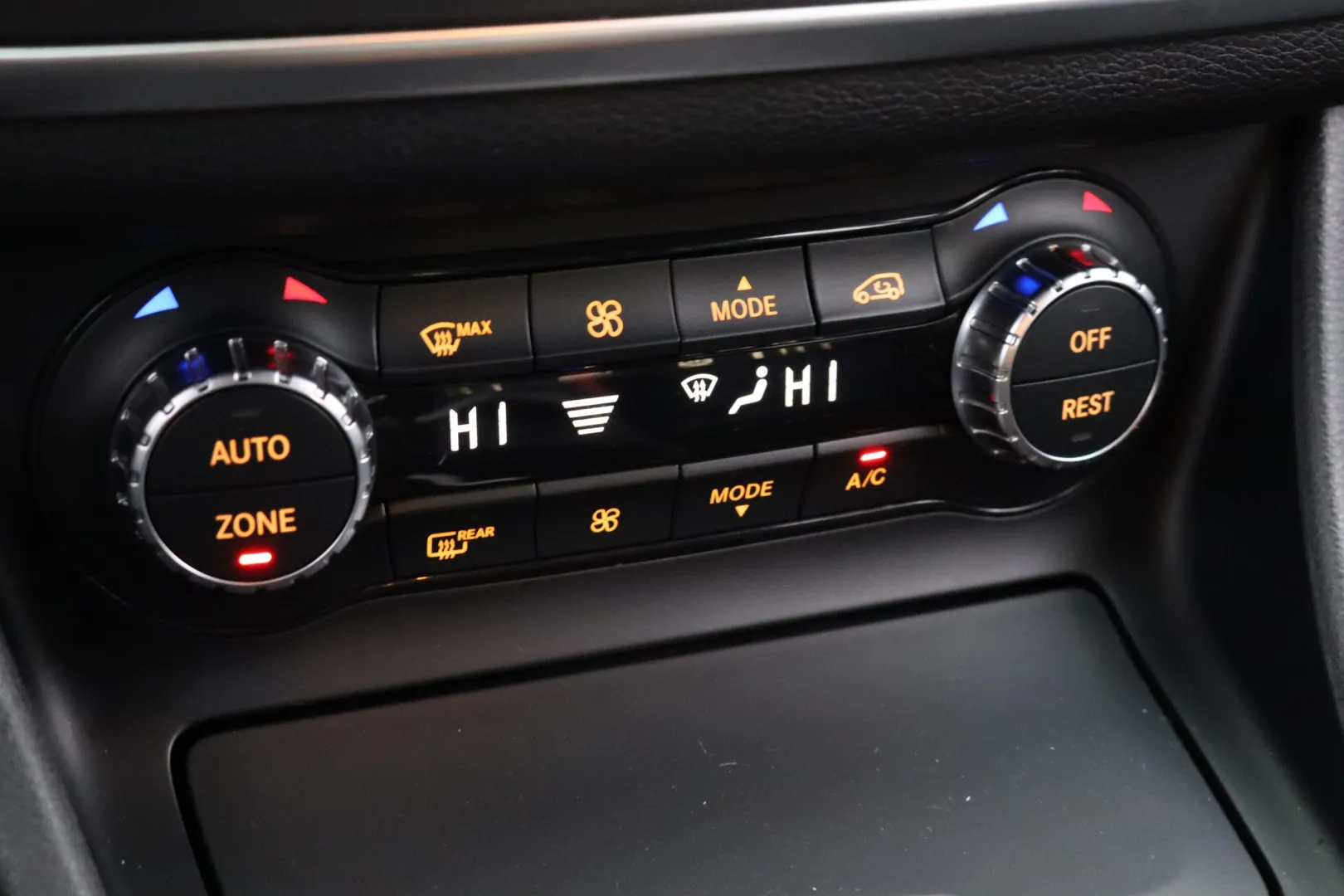 MERCEDES-BENZ GLA LRH-819 carousel image