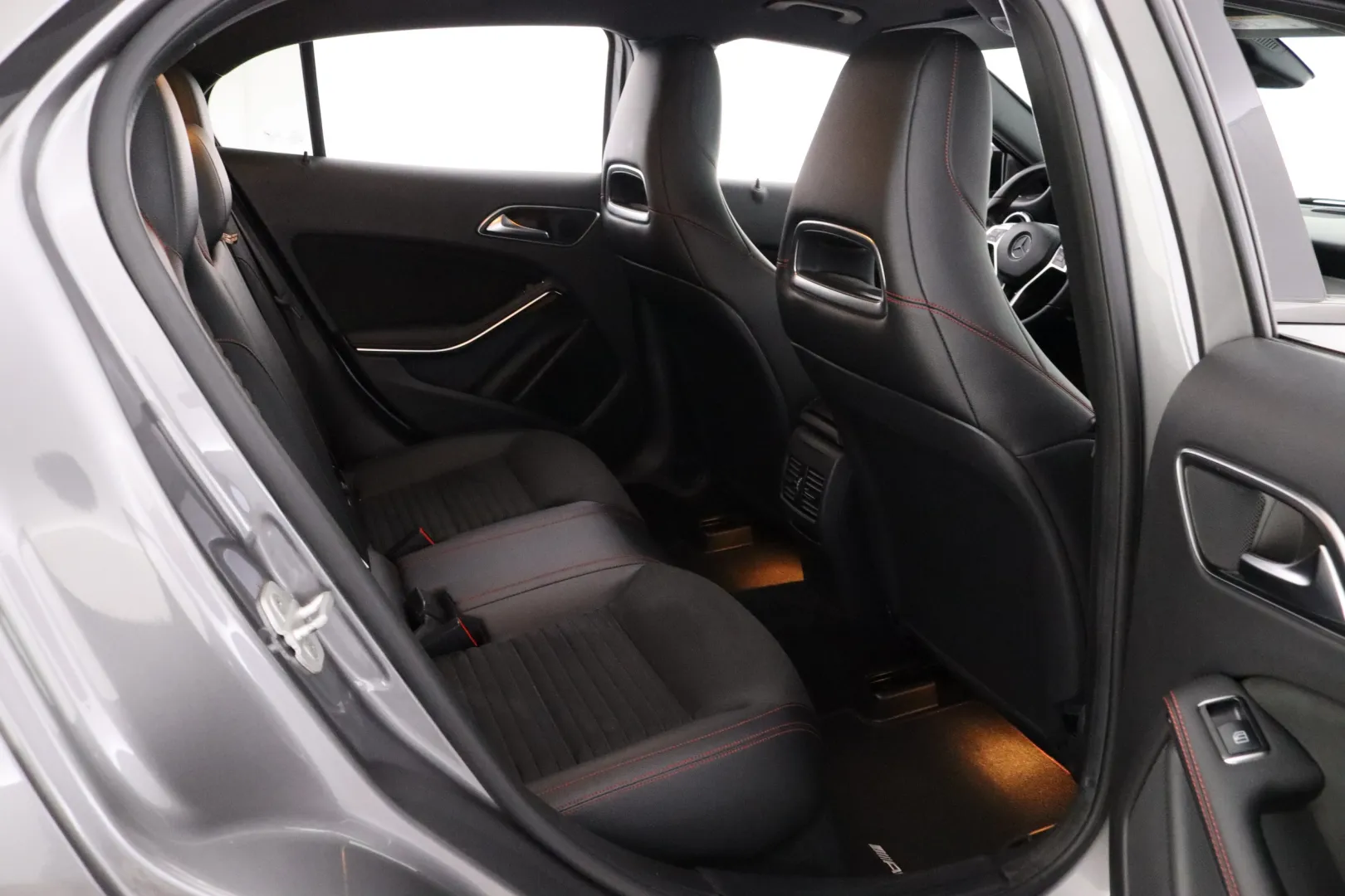 MERCEDES-BENZ GLA LRH-819 carousel image