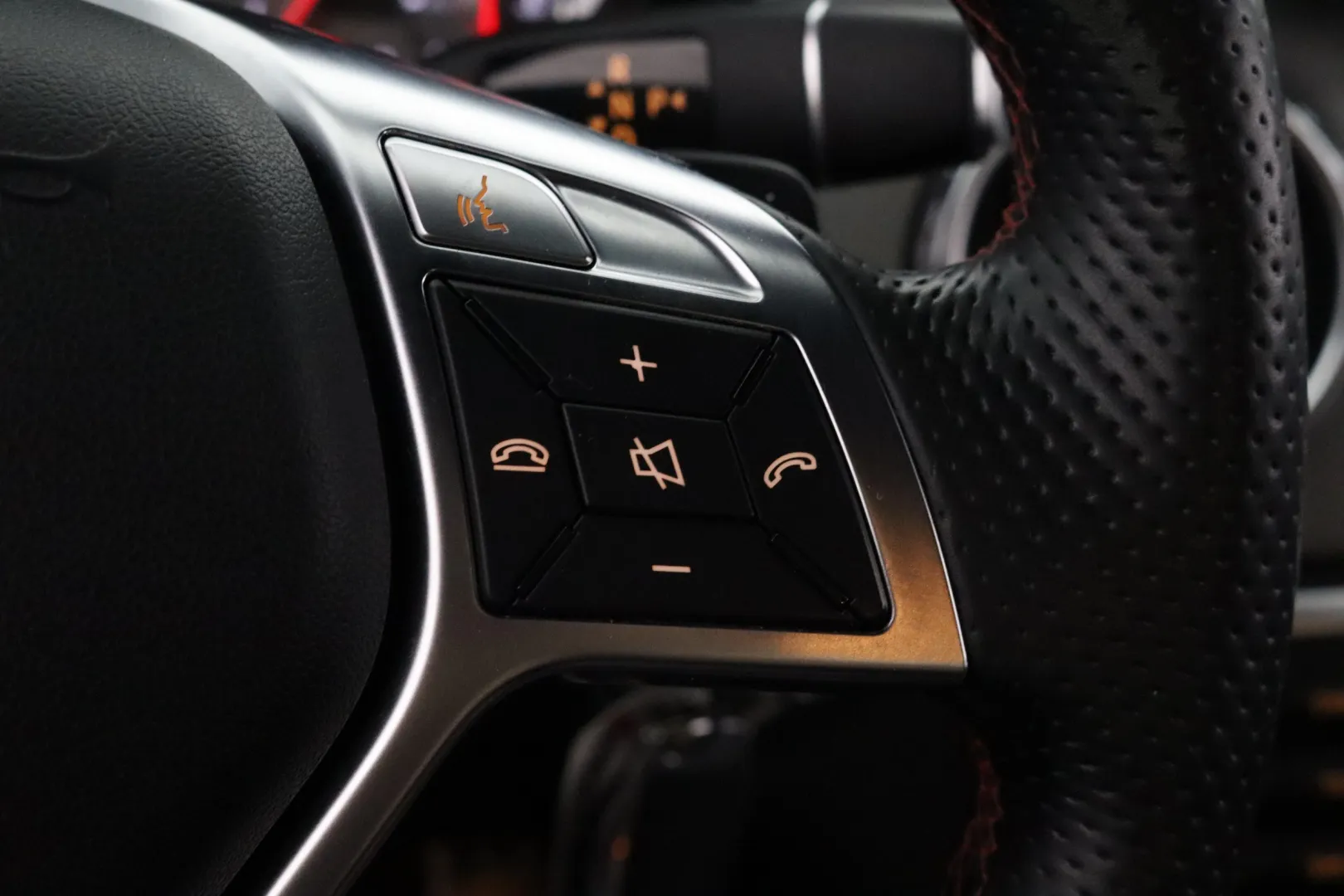 MERCEDES-BENZ GLA LRH-819 carousel image