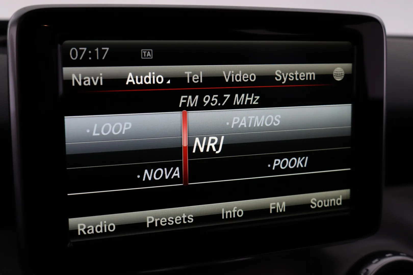 MERCEDES-BENZ GLA LRH-819 carousel image