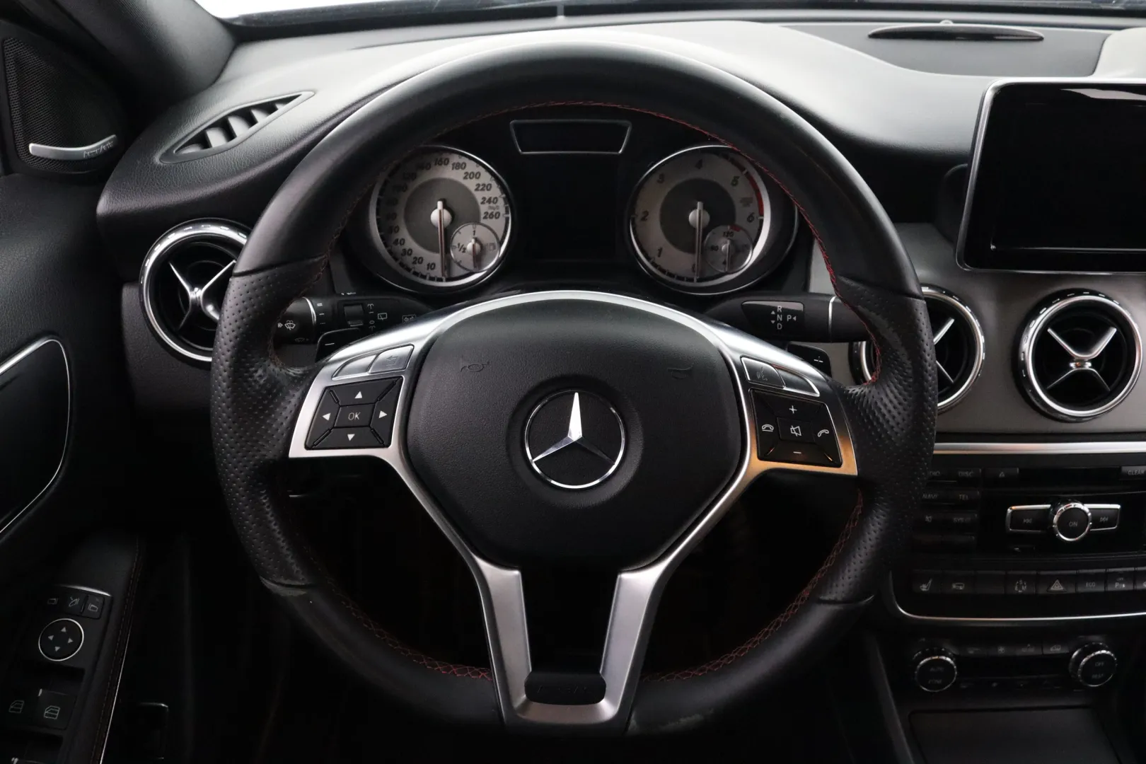 MERCEDES-BENZ GLA LRH-819 carousel image