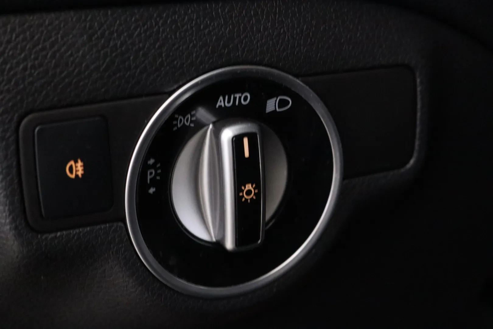 MERCEDES-BENZ GLA LRH-819 carousel image