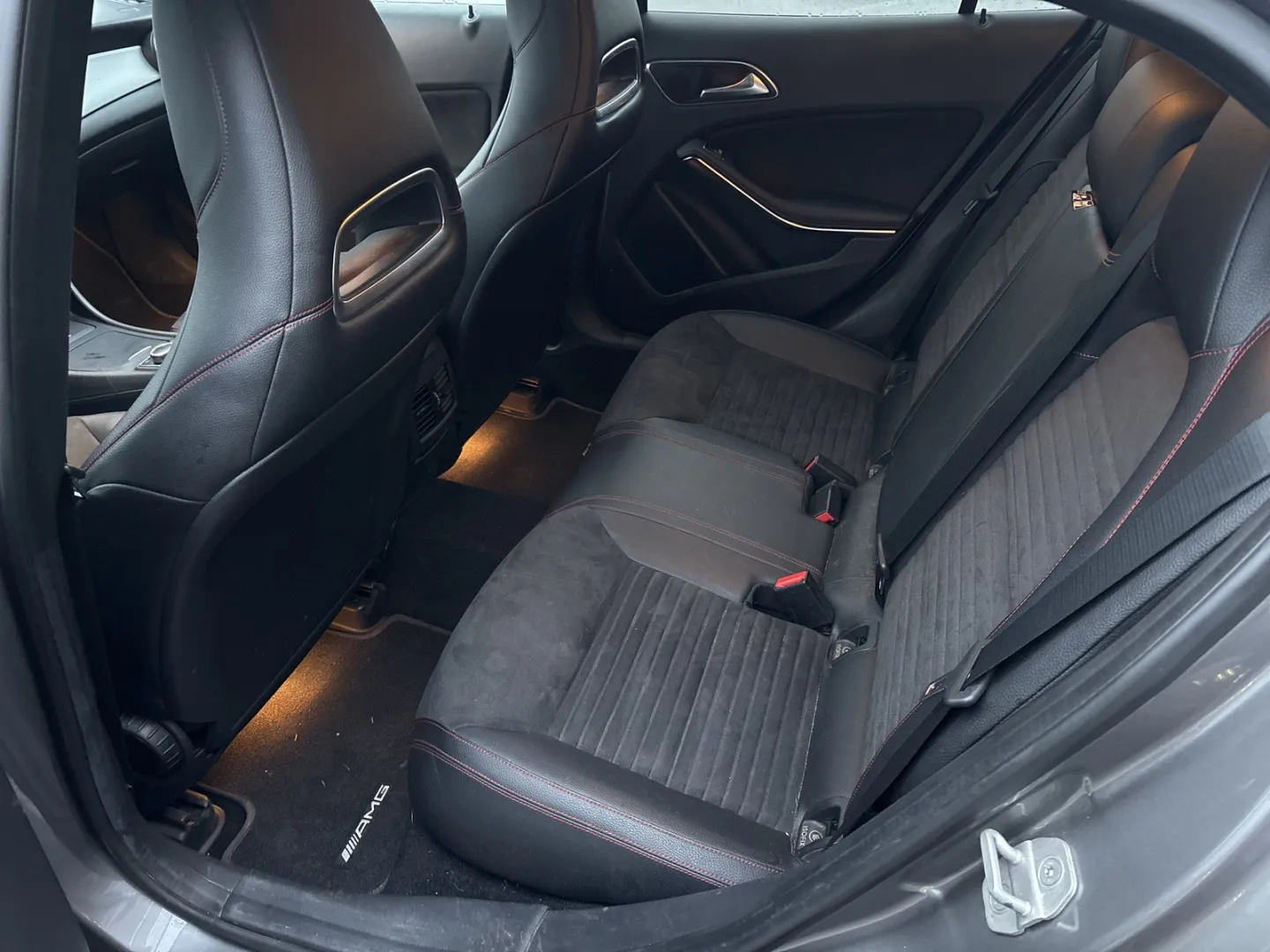 MERCEDES-BENZ GLA LRH-819 carousel image