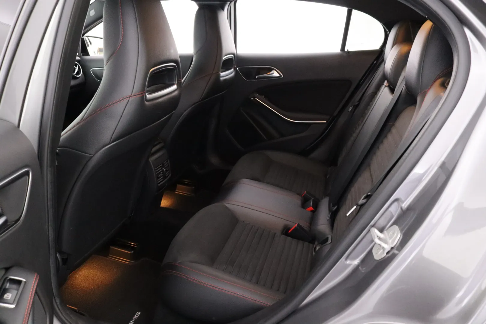 MERCEDES-BENZ GLA LRH-819 carousel image