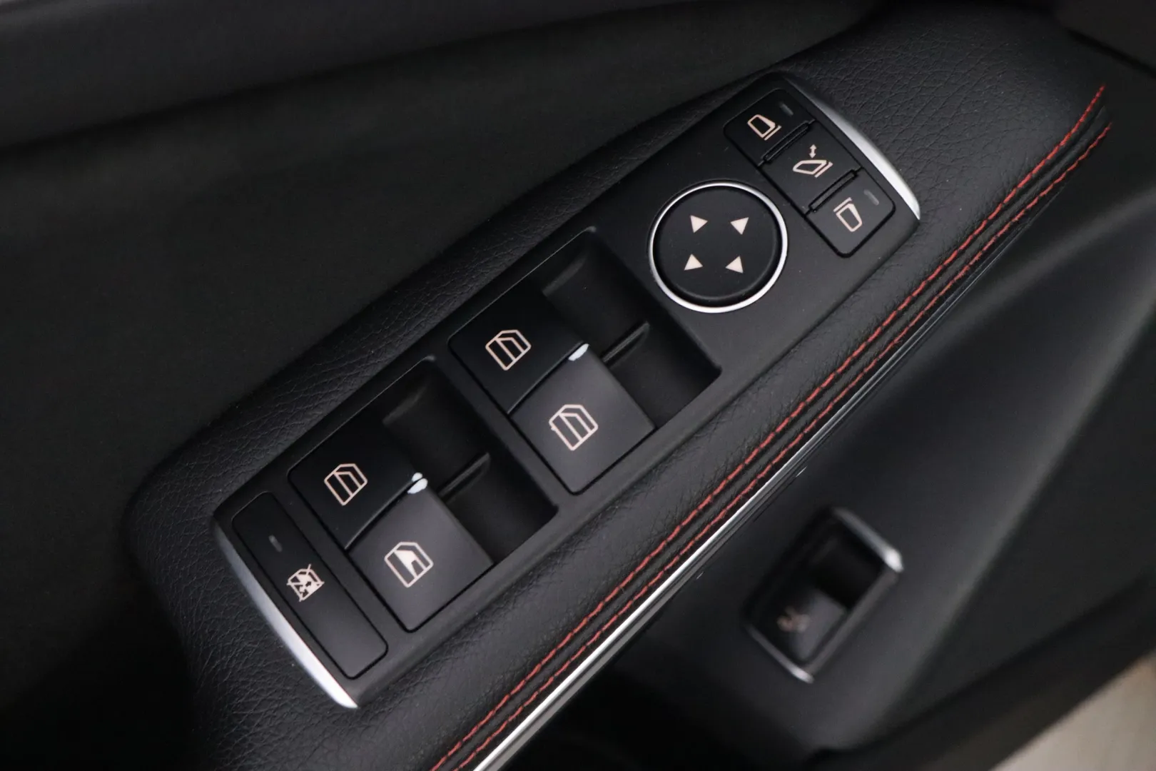 MERCEDES-BENZ GLA LRH-819 carousel image