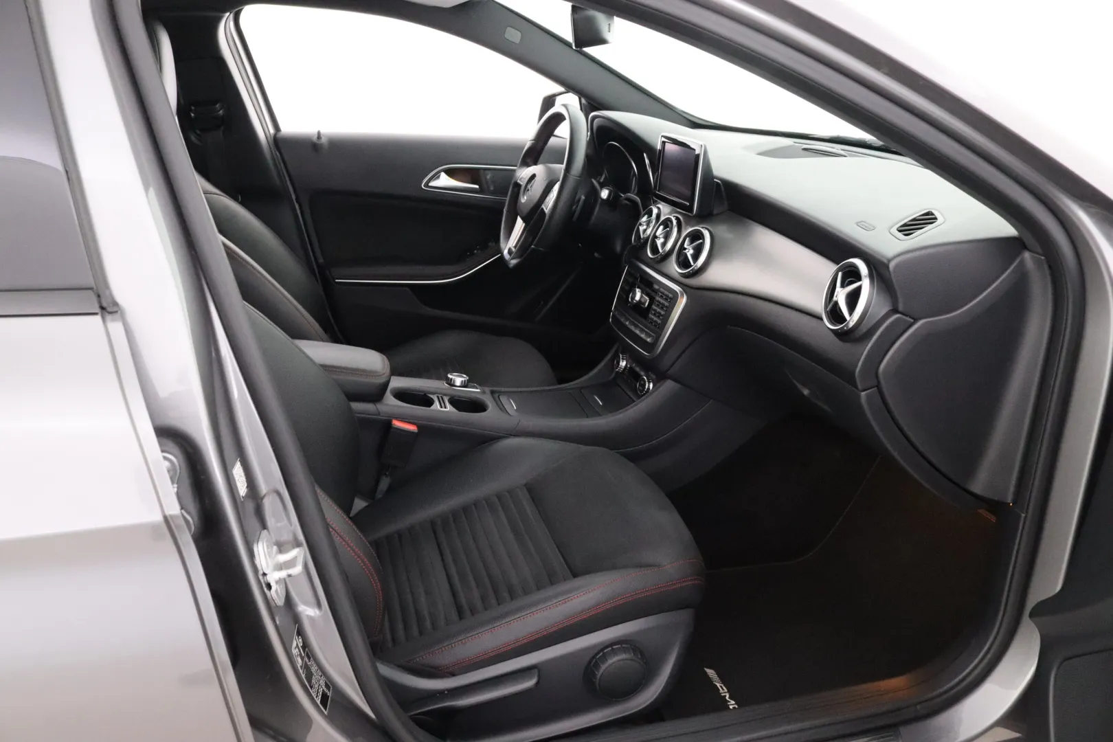 MERCEDES-BENZ GLA LRH-819 carousel image