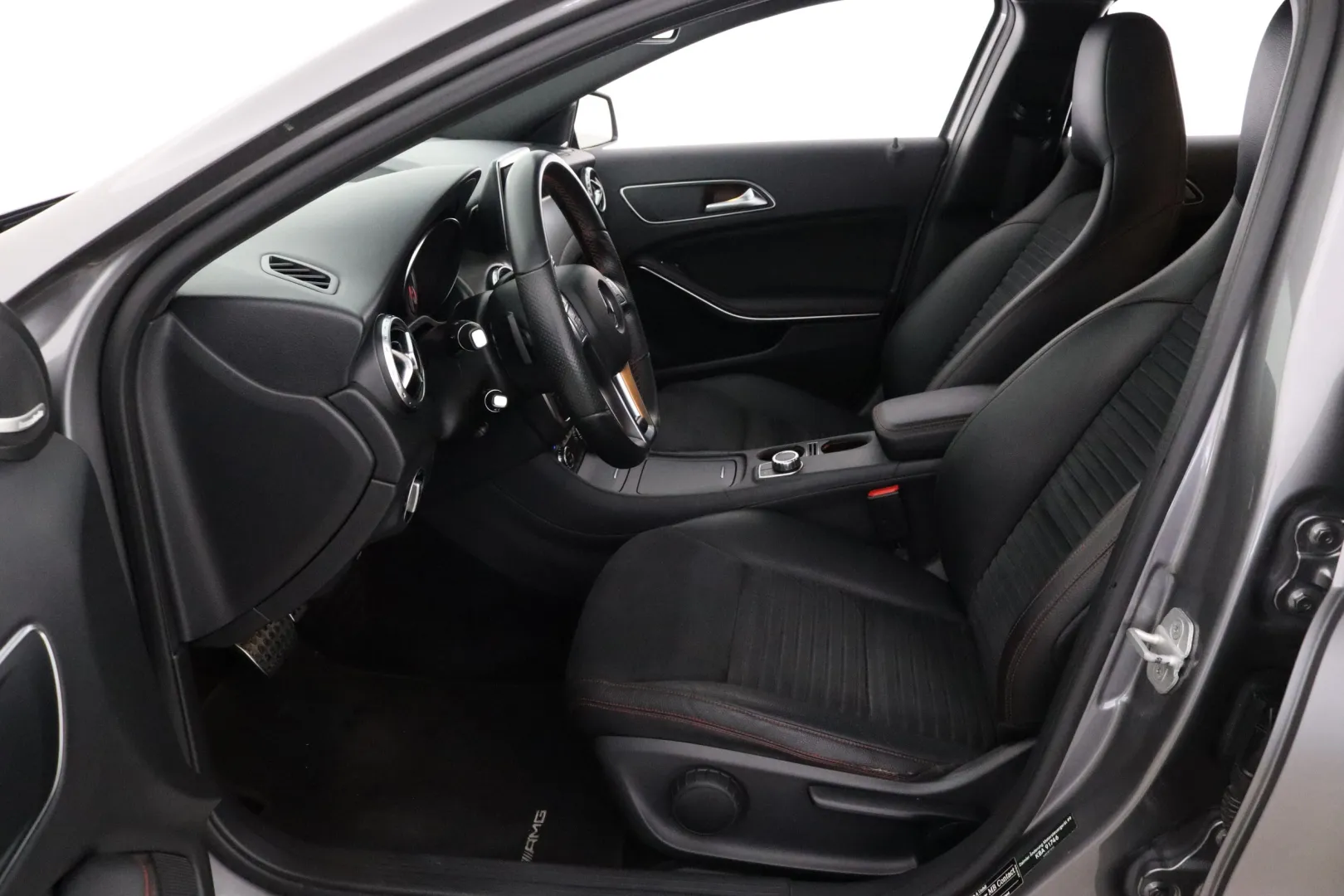 MERCEDES-BENZ GLA LRH-819 carousel image