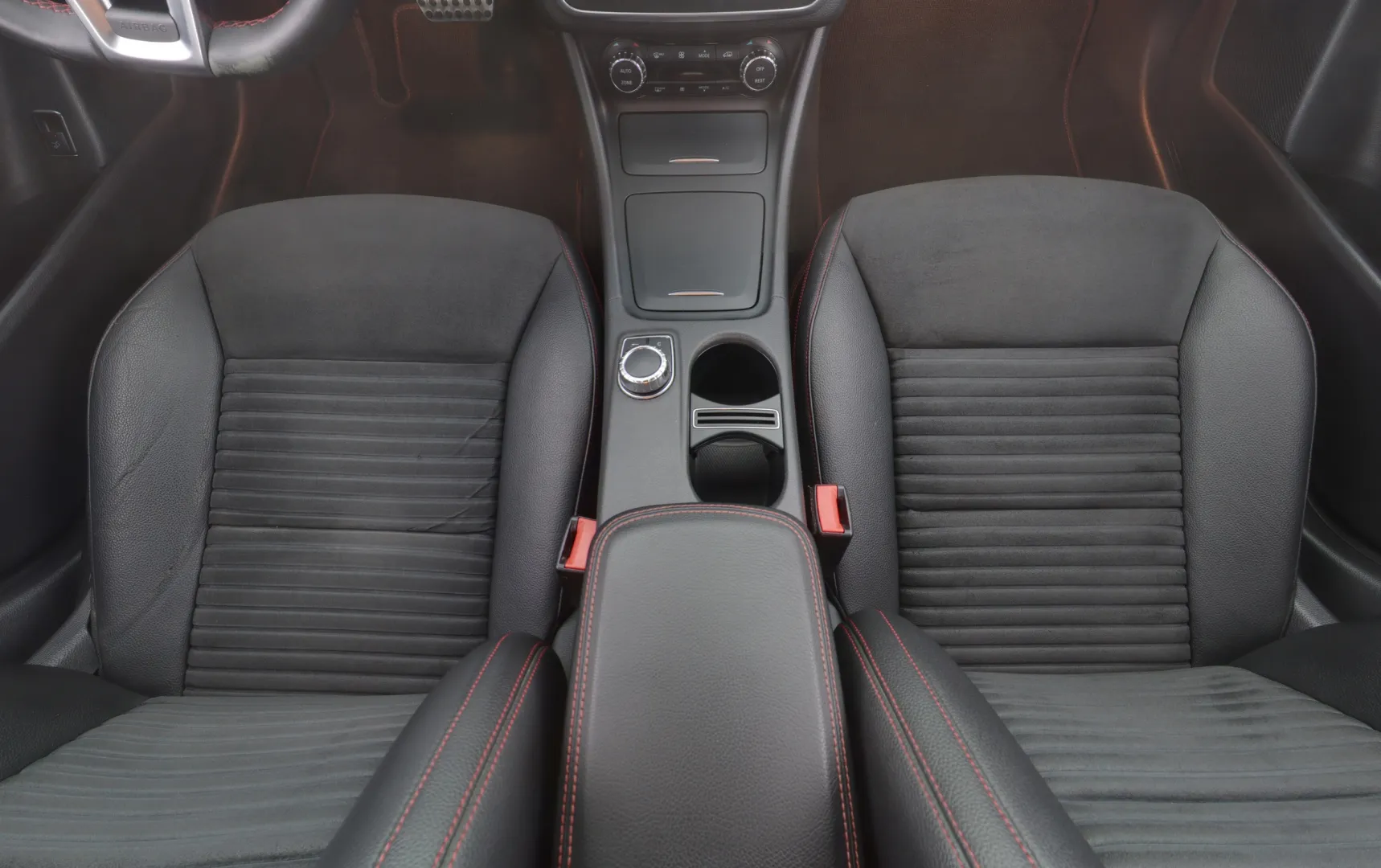 MERCEDES-BENZ GLA LRH-819 carousel image