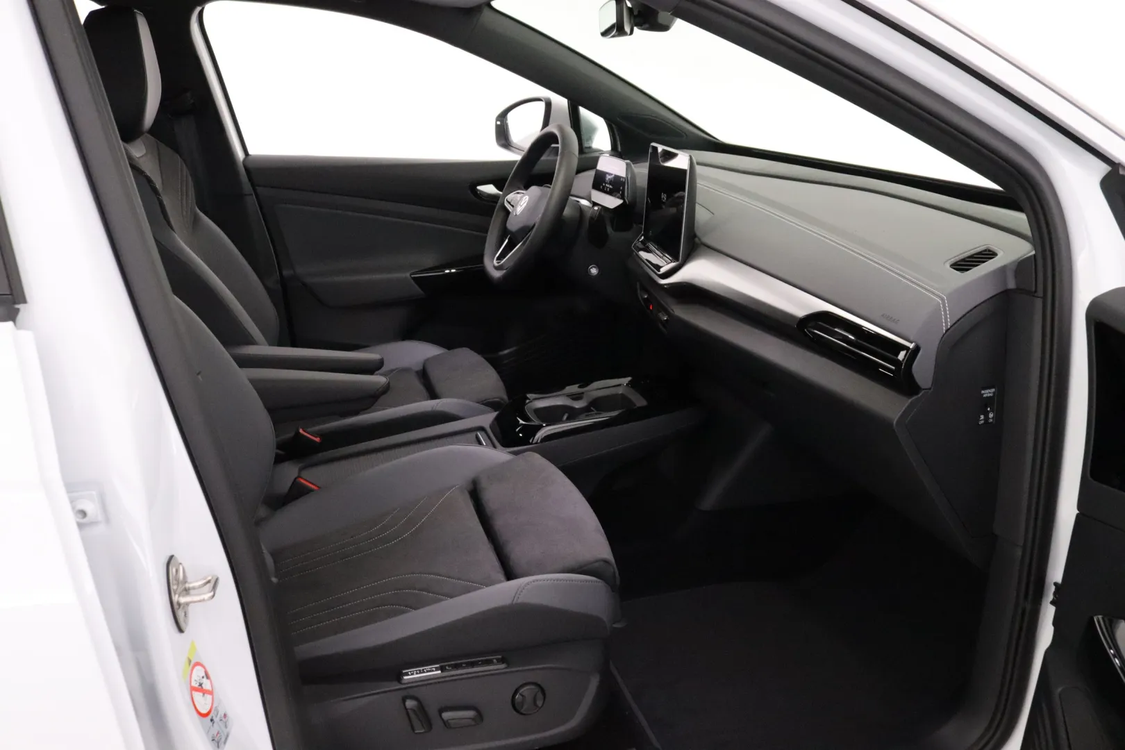 Volkswagen ID.4 NOJ-673 carousel image