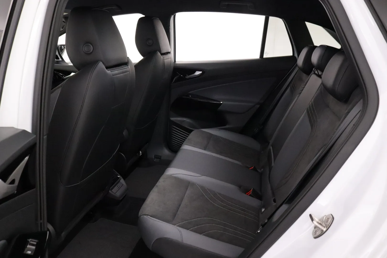 Volkswagen ID.4 NOJ-673 carousel image