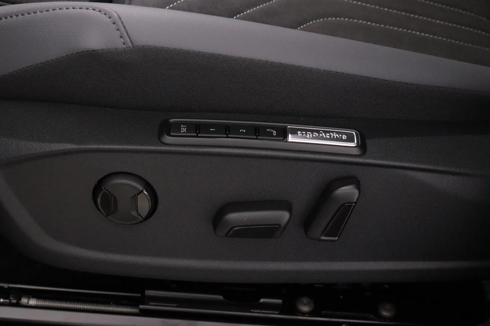 Volkswagen ID.4 NOJ-673 carousel image