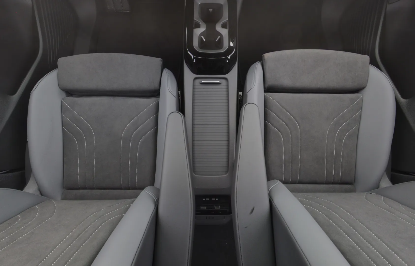 Volkswagen ID.4 NOJ-673 carousel image