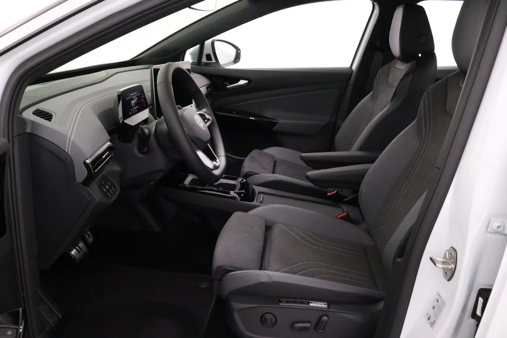 Volkswagen ID.4 NOJ-673 carousel image