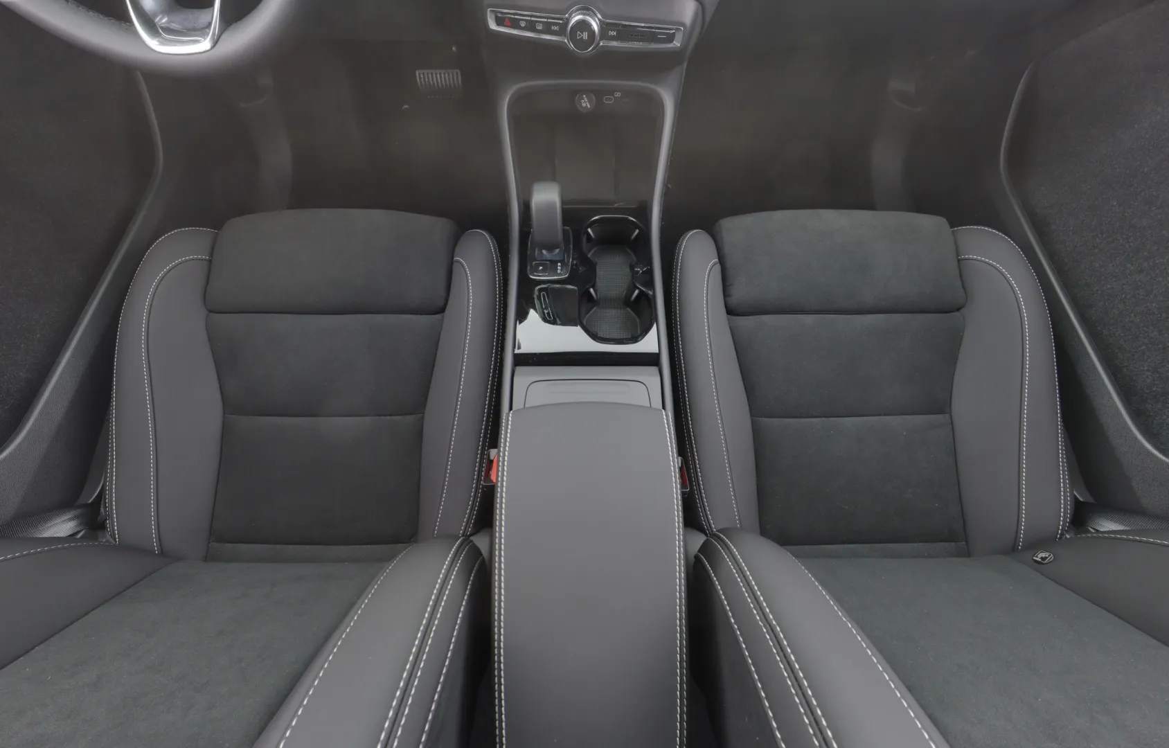 Volvo EX40 NOG-281 carousel image