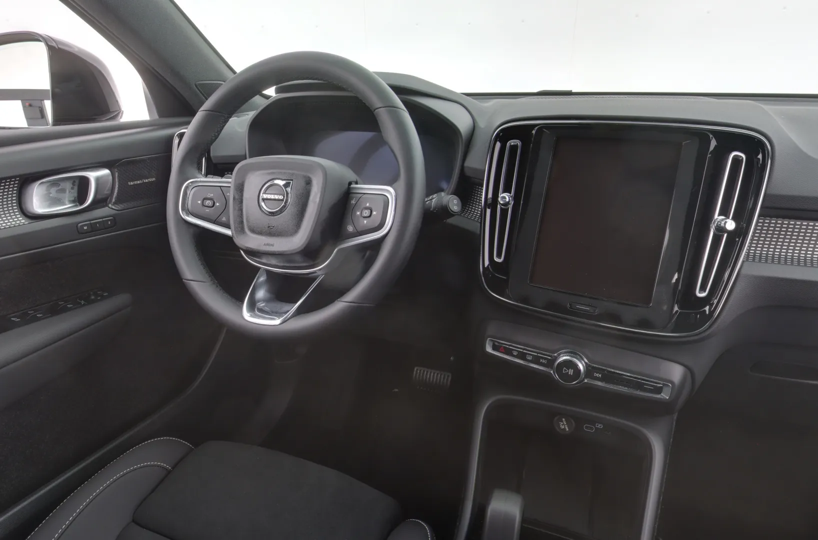 Volvo EX40 NOG-281 carousel image