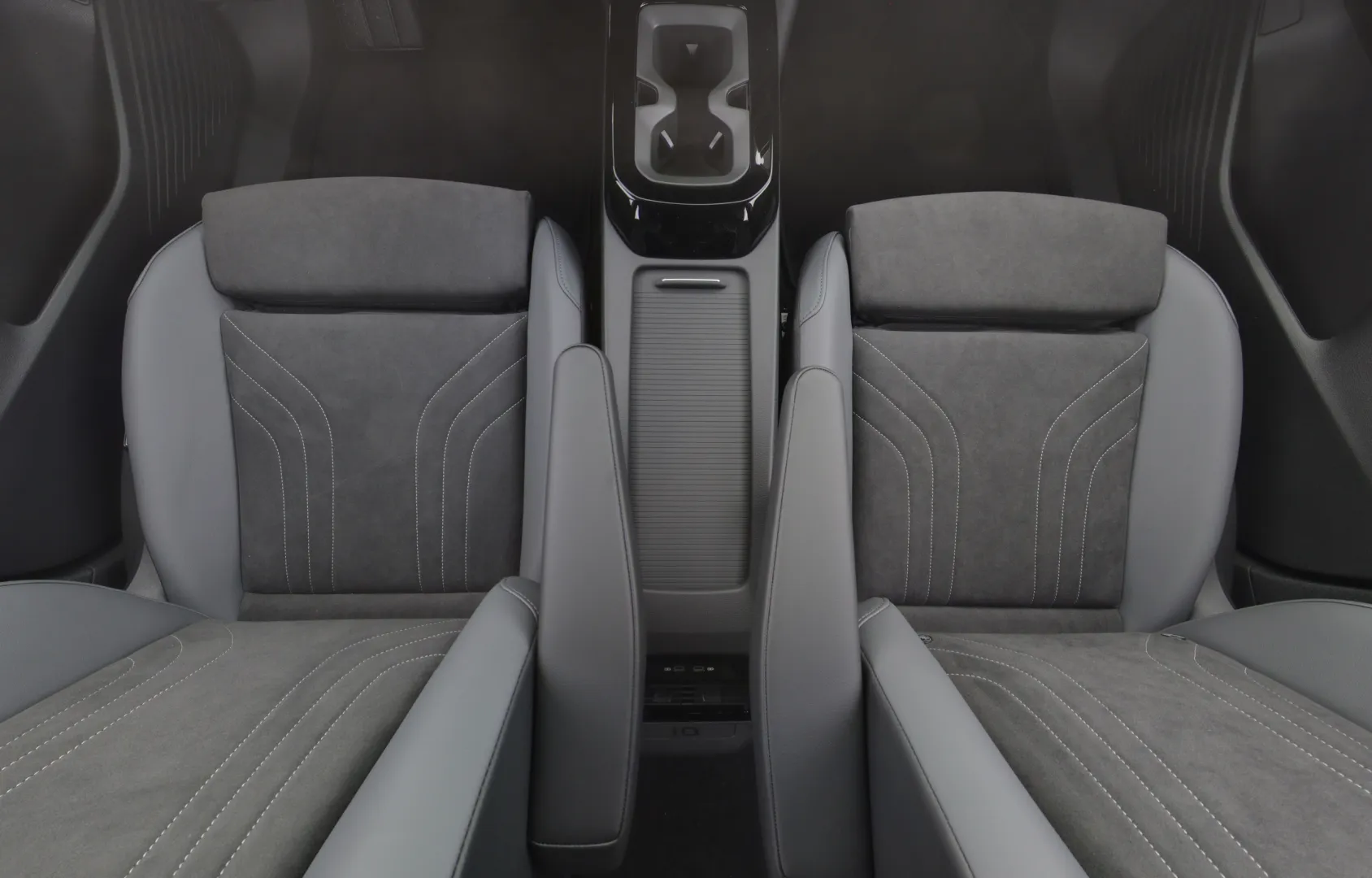 Volkswagen ID.4 NOJ-663 carousel image