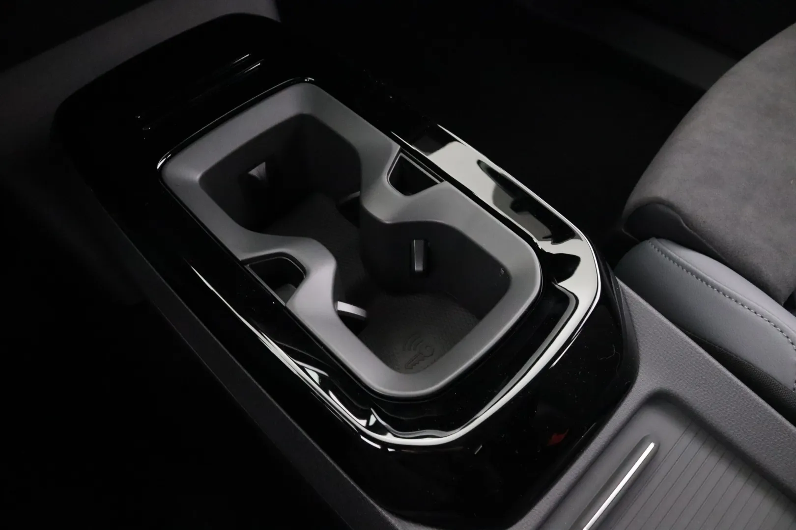 Volkswagen ID.4 NOJ-663 carousel image