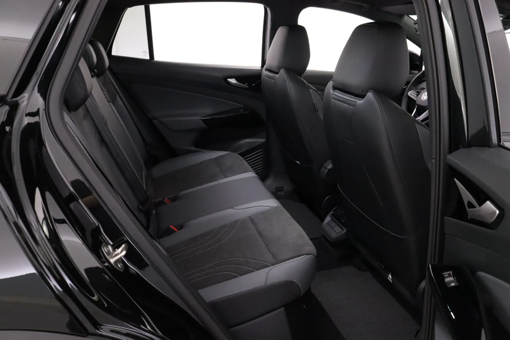 Volkswagen ID.4 NOJ-663 carousel image